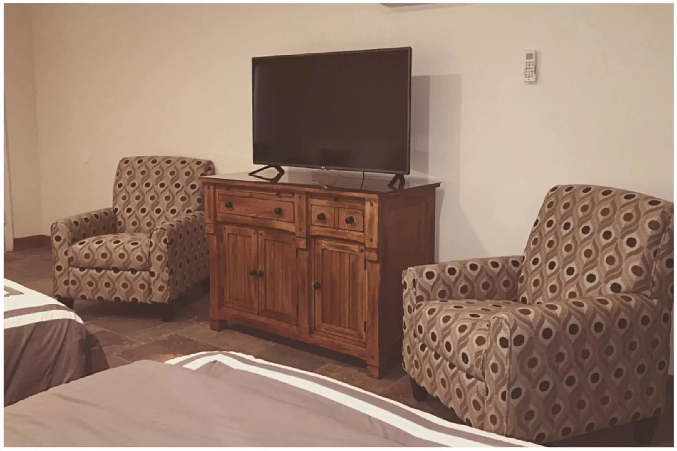 Seating area, TV/Entertainment Center in Harbour Inn