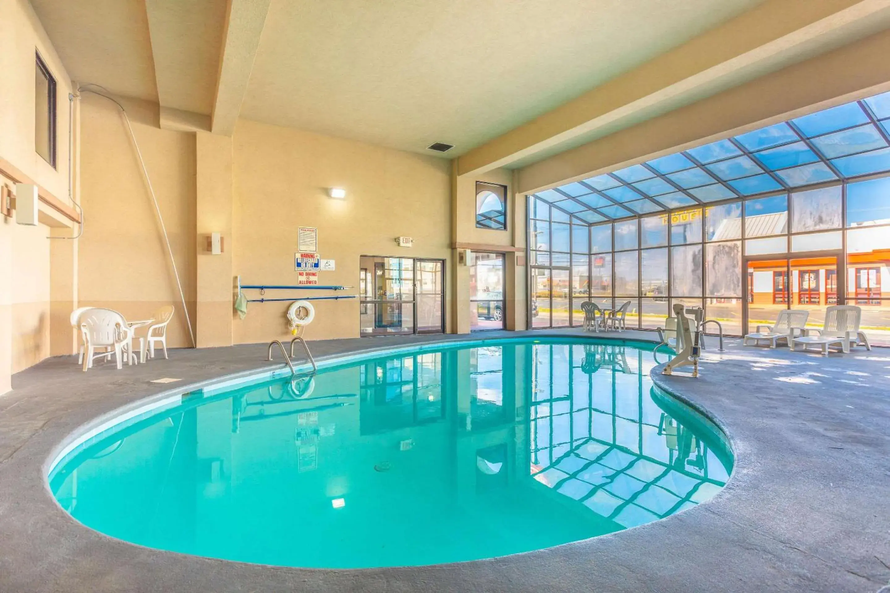 On site, Swimming Pool in Econo Lodge & Suites Clarksville