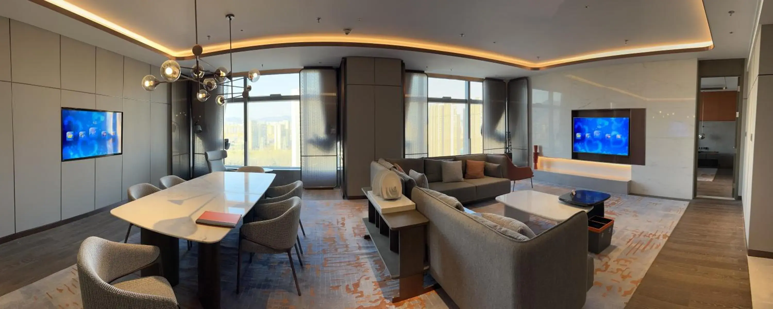 Living room, Seating Area in Crowne Plaza Qingdao Jinshui, an IHG Hotel