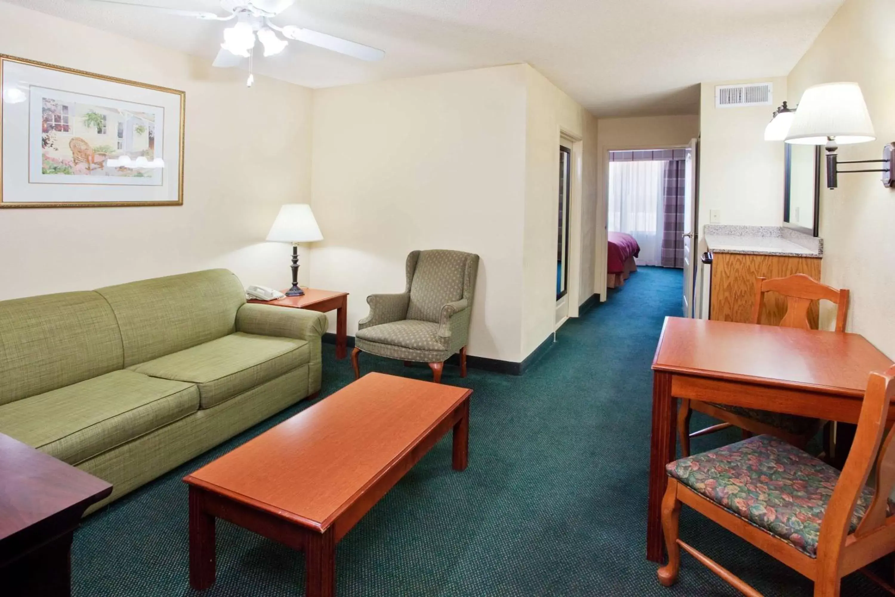 Photo of the whole room, Seating Area in Country Inn & Suites by Radisson, Hiram, GA