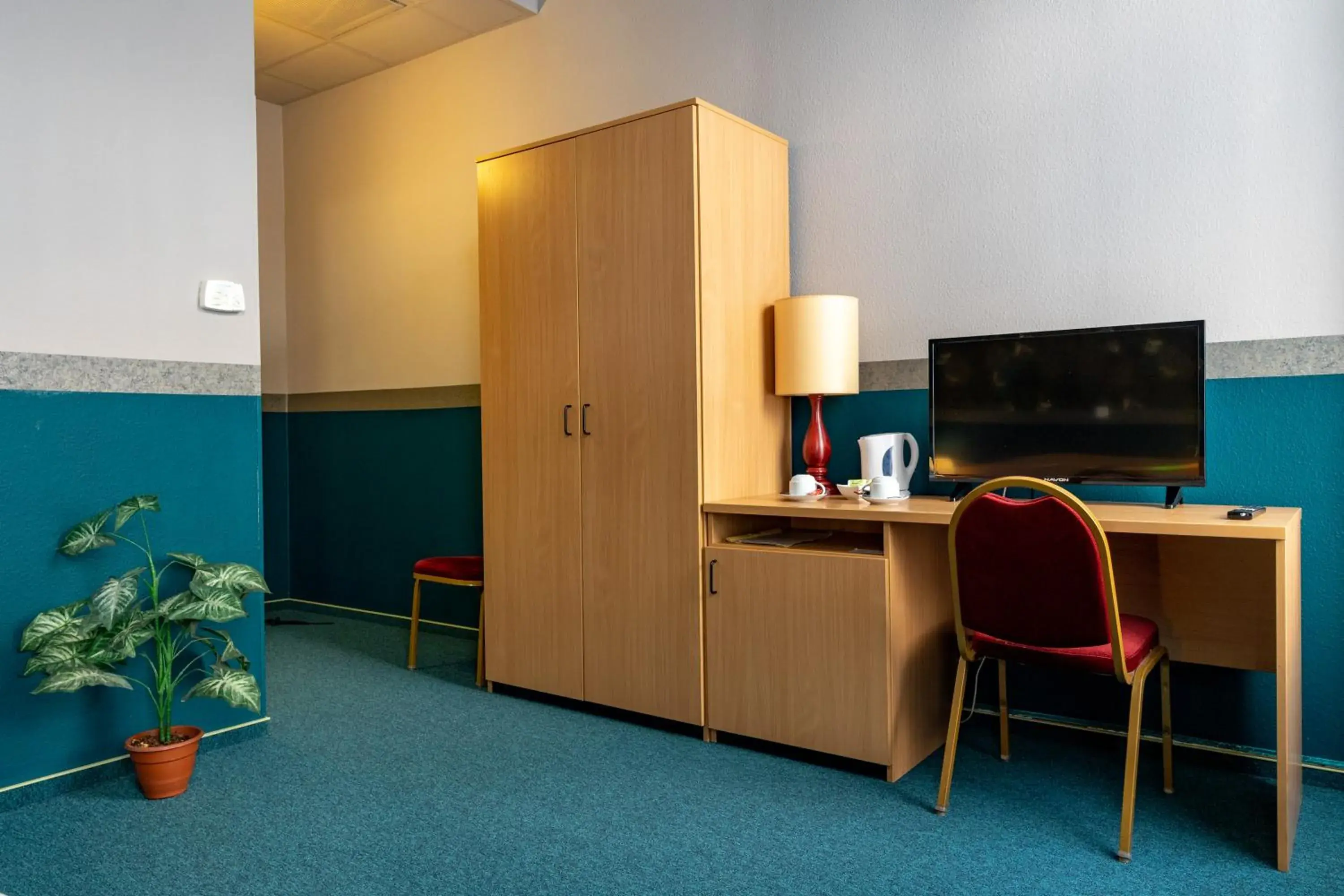 Bedroom, TV/Entertainment Center in Gartner Hotel