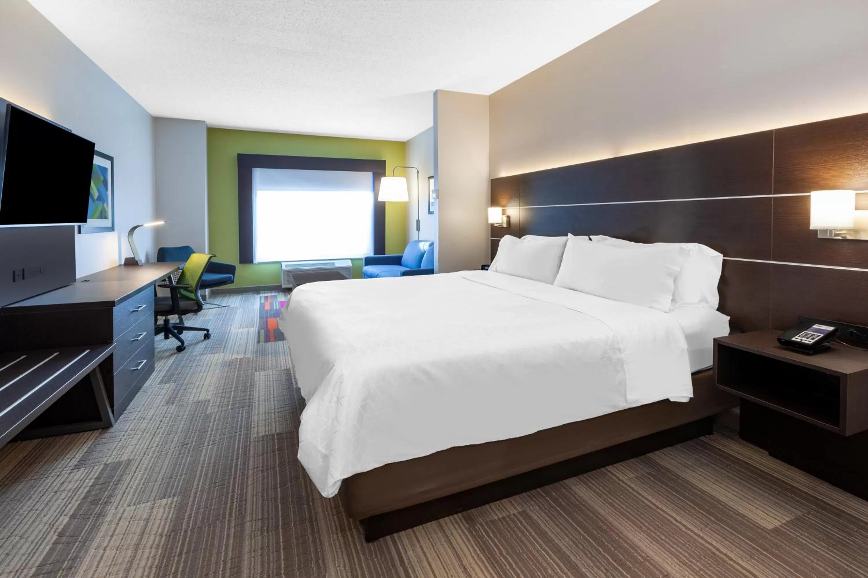 Photo of the whole room, Bed in Holiday Inn Express Hotel & Suites Woodhaven by IHG