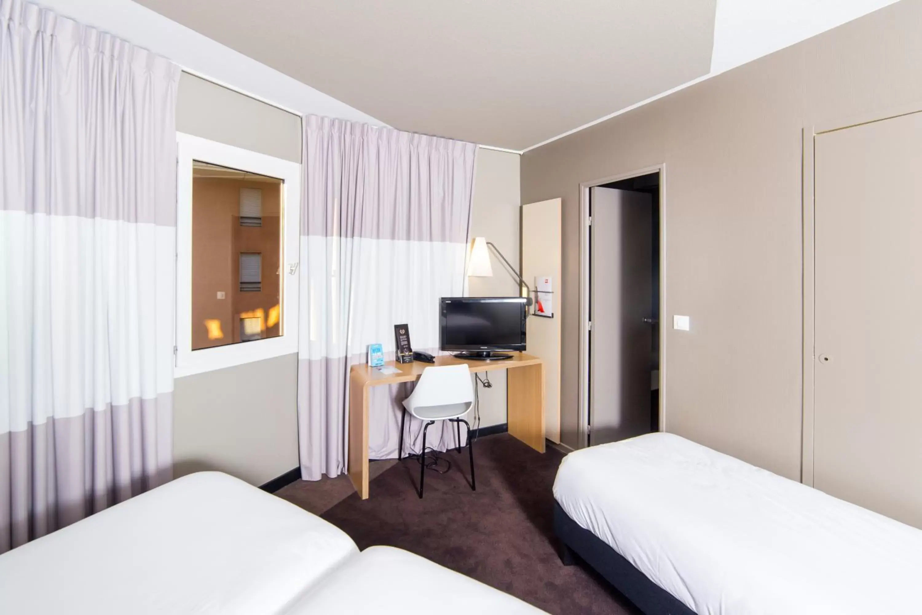 Photo of the whole room, TV/Entertainment Center in Ibis Toulouse Purpan Aeroport