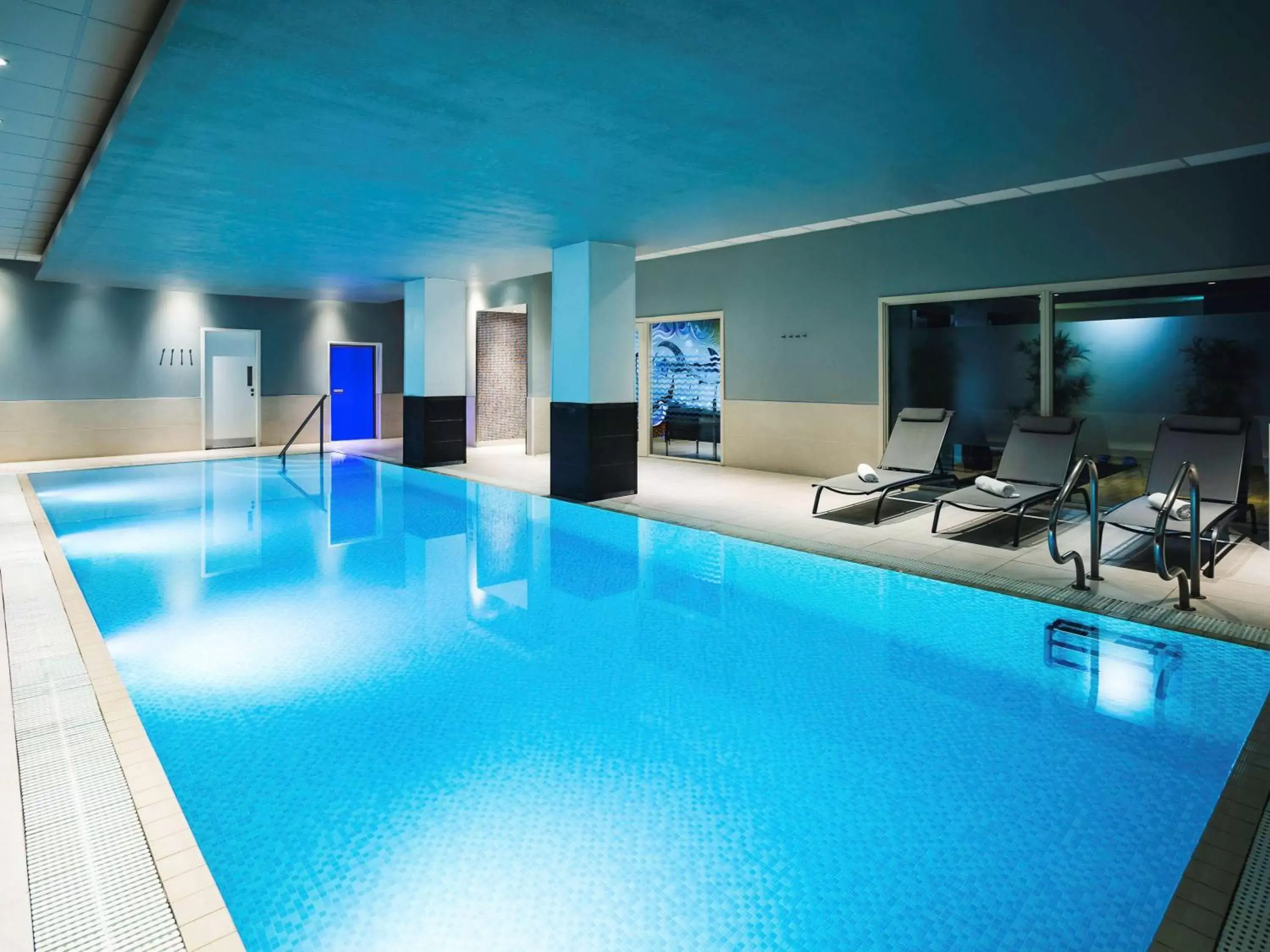 Property building, Swimming Pool in Novotel Reading Centre
