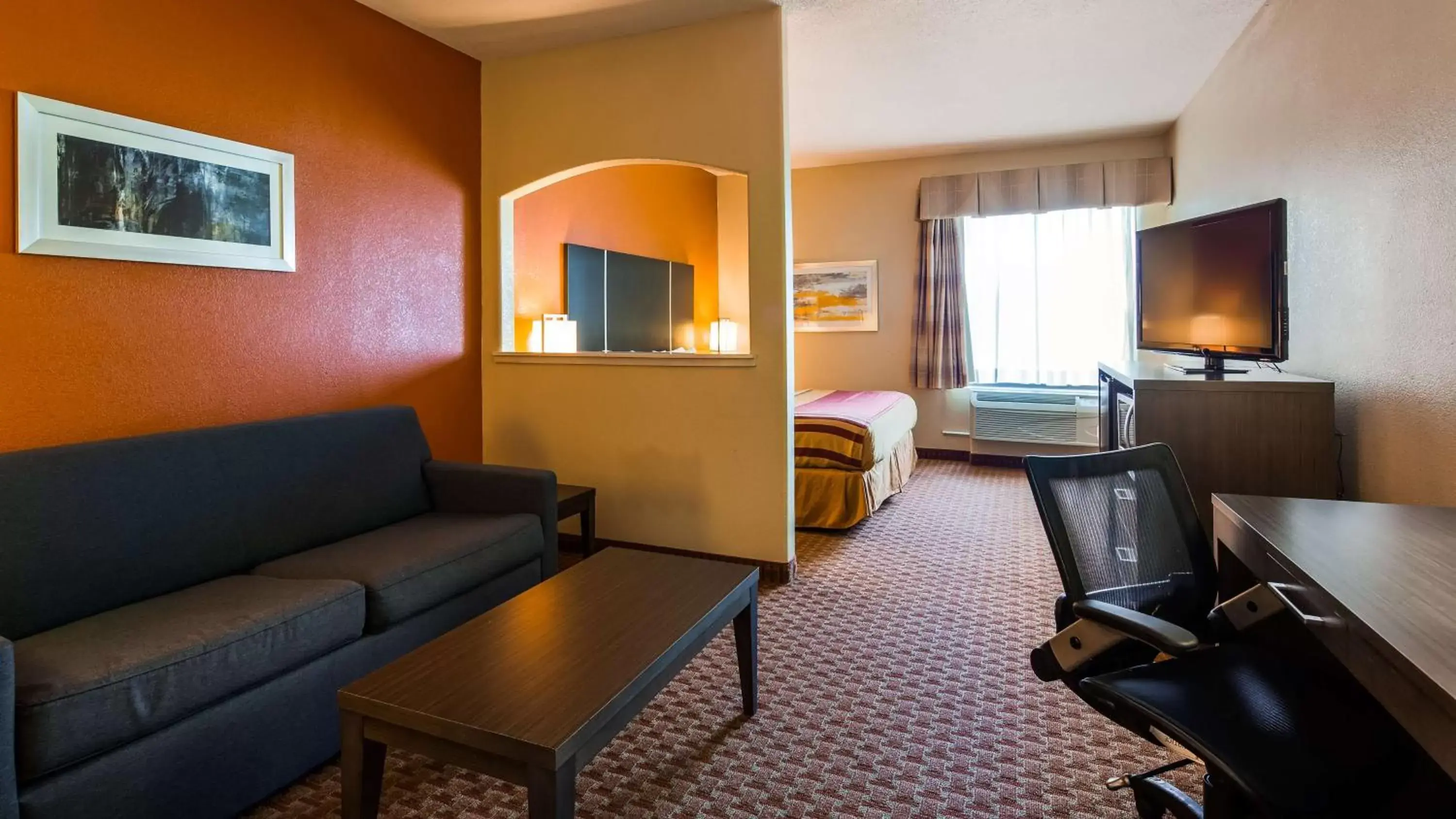 Photo of the whole room, Seating Area in Best Western Plus North Houston Inn & Suites