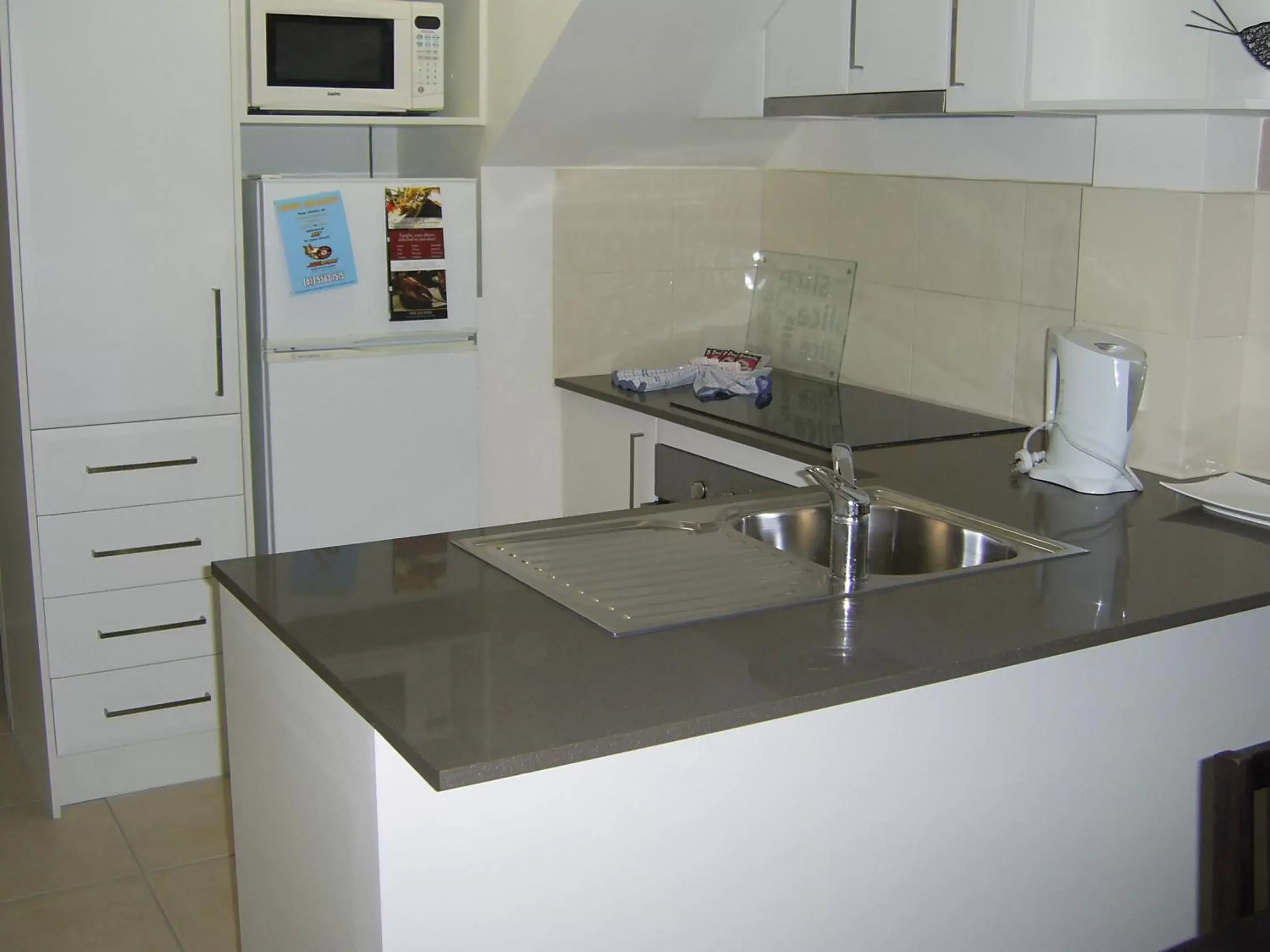 Kitchen or kitchenette, Kitchen/Kitchenette in Windsurfer Resort