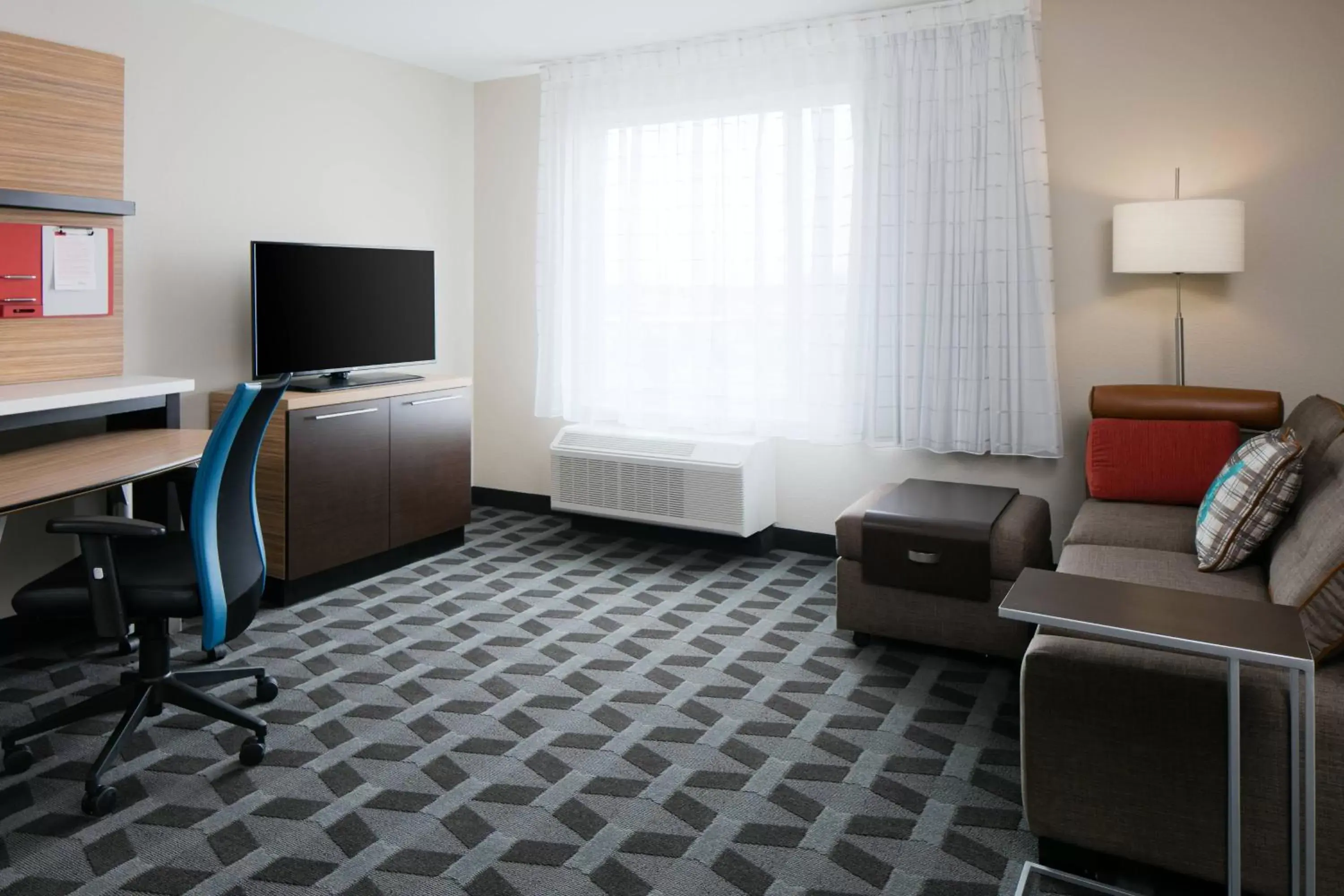 Bedroom, TV/Entertainment Center in TownePlace Suites by Marriott Kansas City Airport