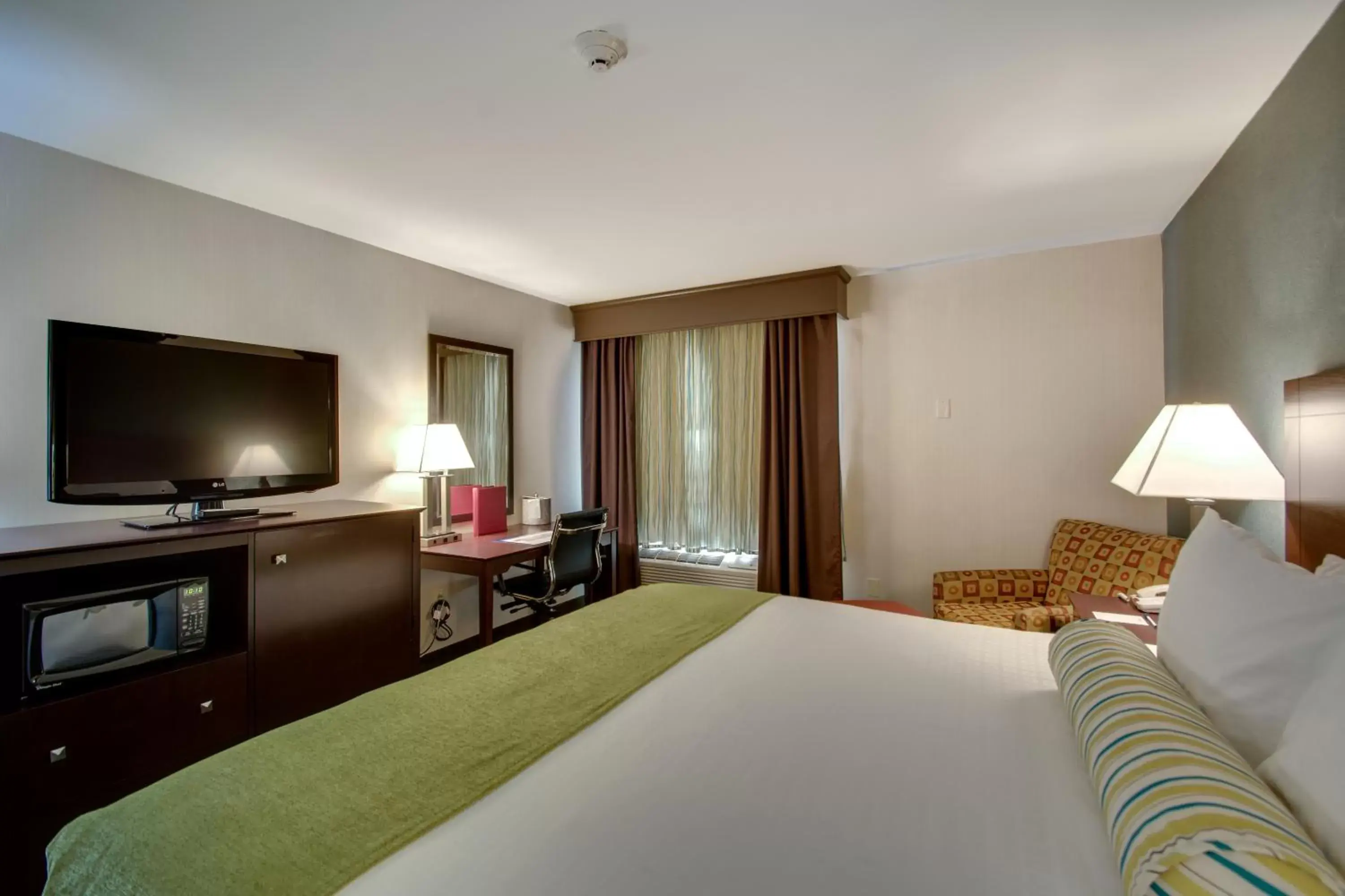 Bed, TV/Entertainment Center in Best Western Plus, The Inn at Hampton