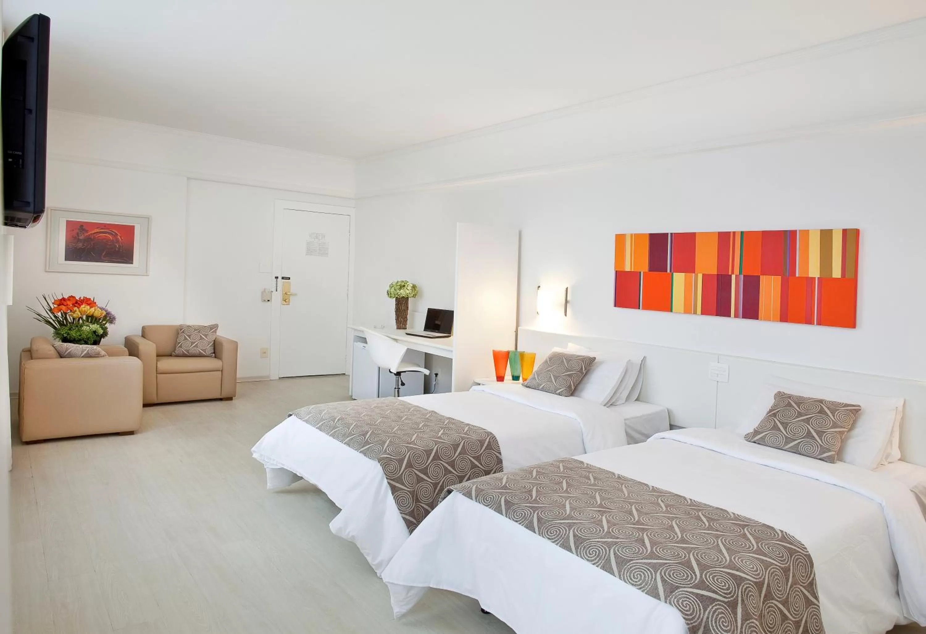 Shower, Bed in Boulevard Plaza