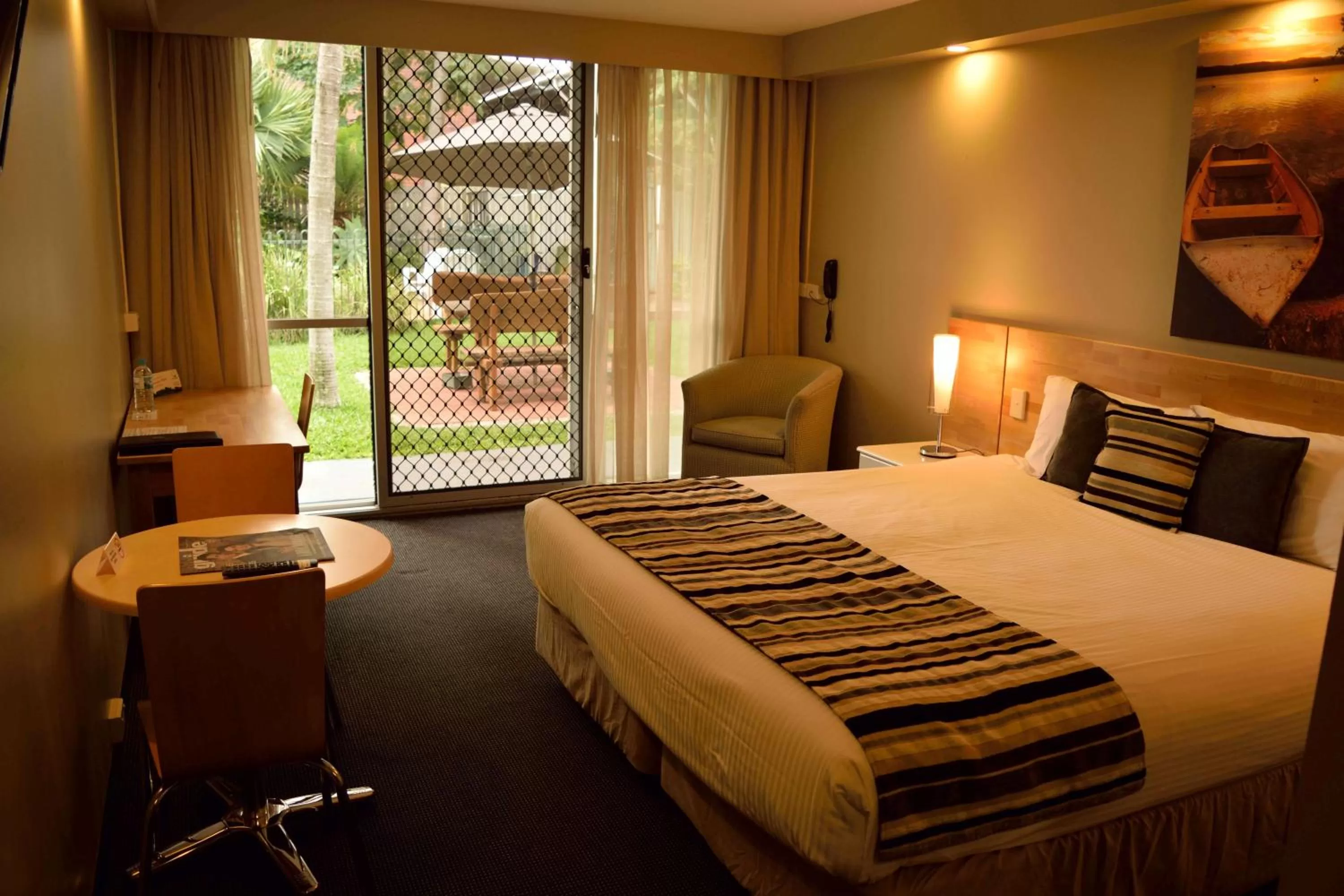 Bedroom, Bed in Motel 98