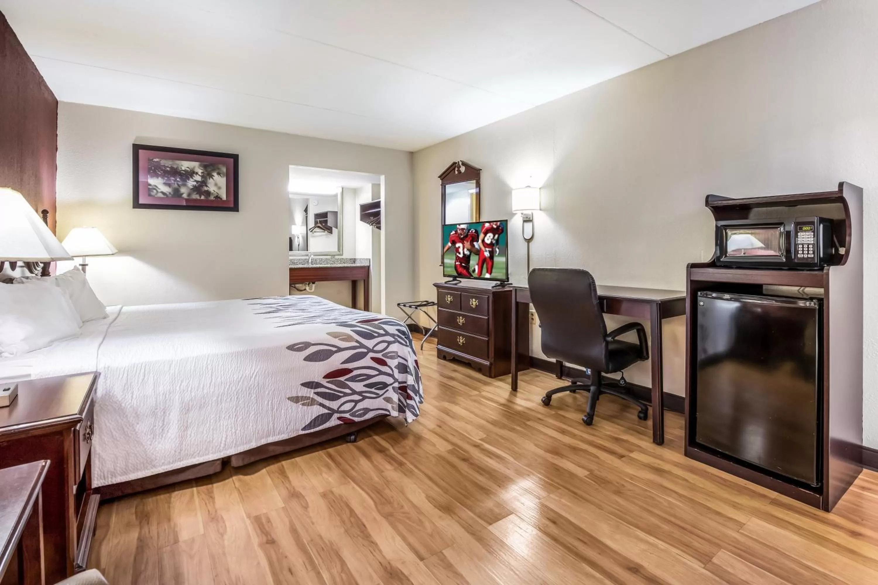 Photo of the whole room, Bed in Red Roof Inn Caryville