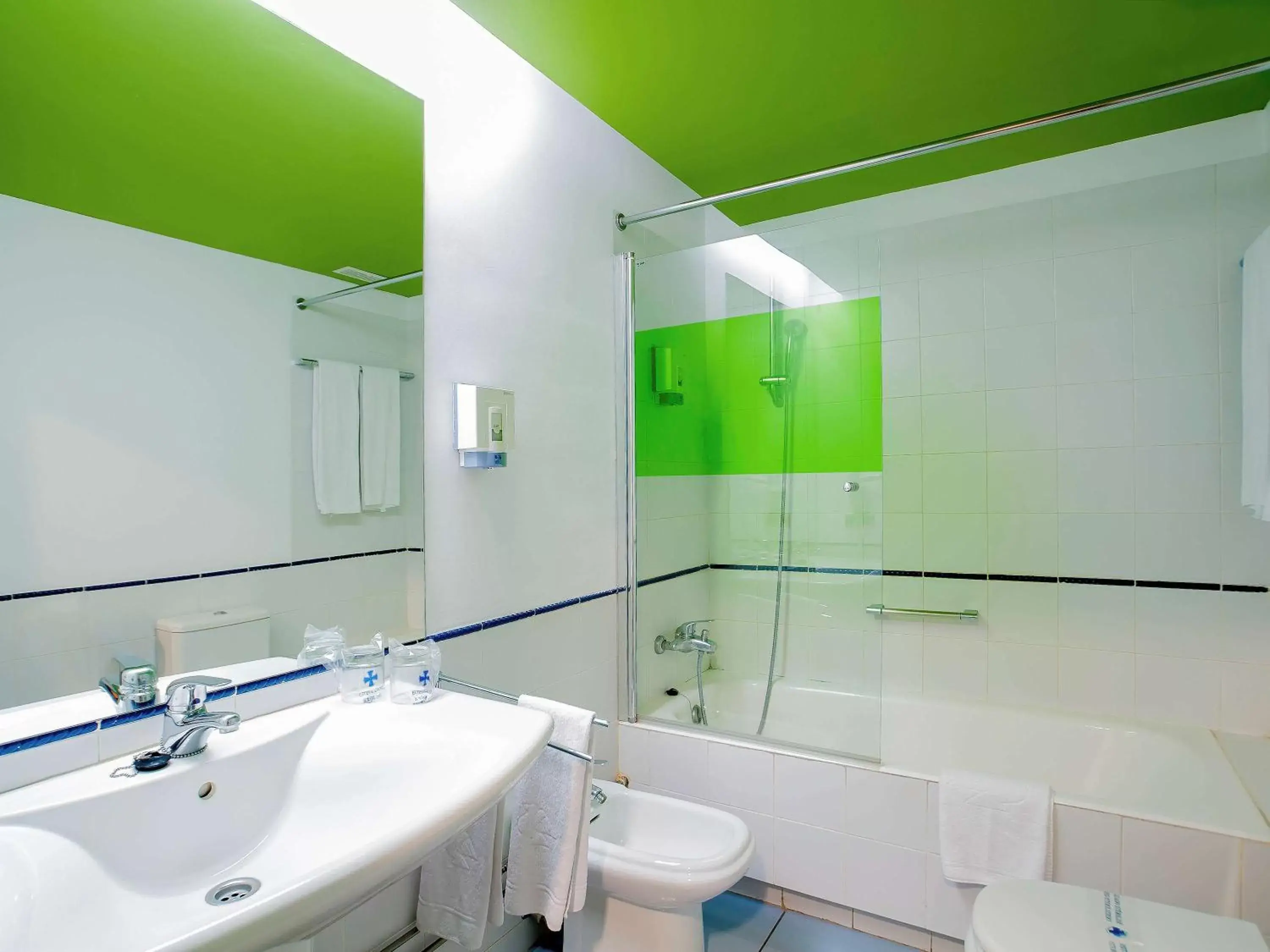 Photo of the whole room, Bathroom in Ibis Styles Zaragoza Ramiro I