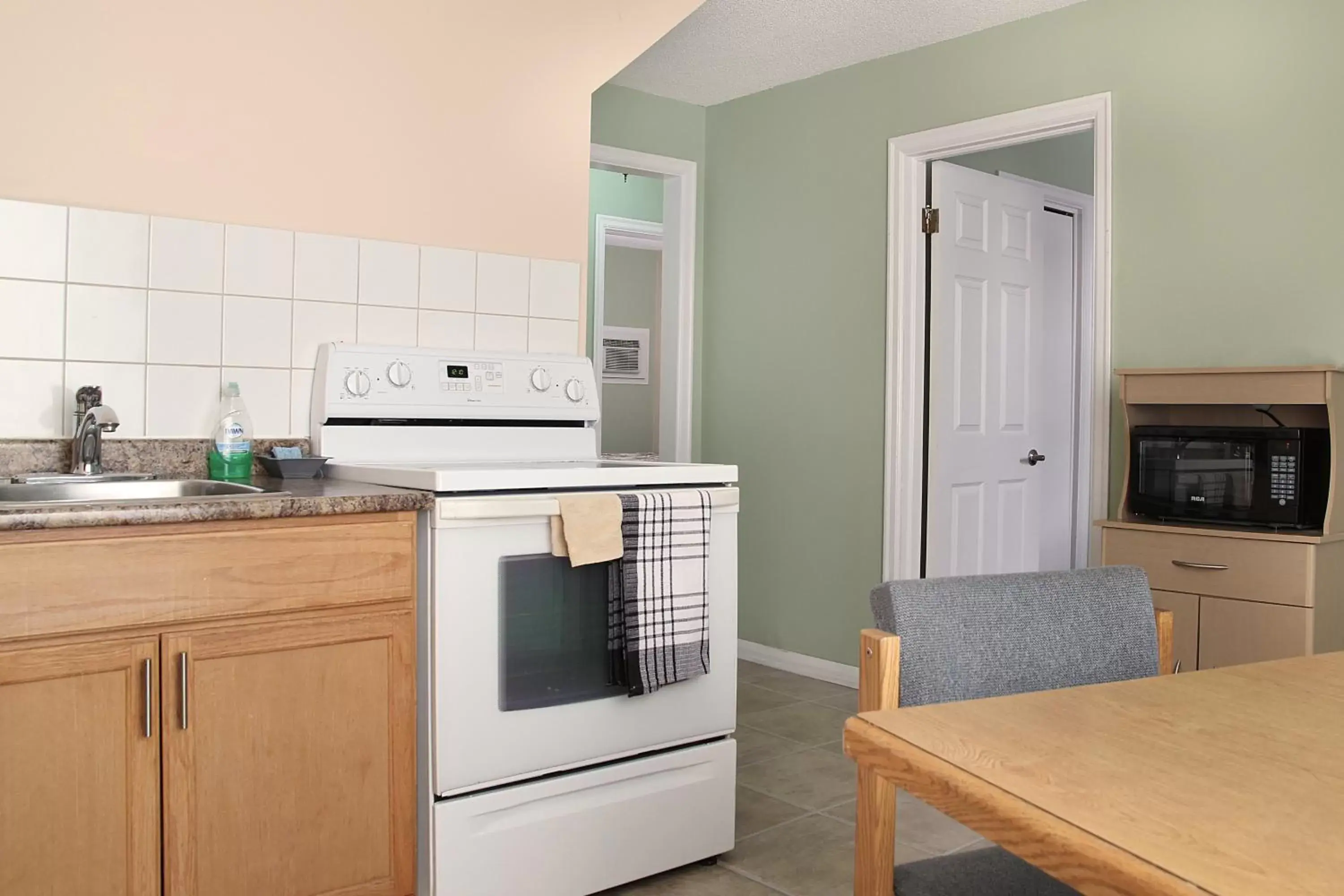 Kitchen/Kitchenette in Perth Plaza Inn & Suites