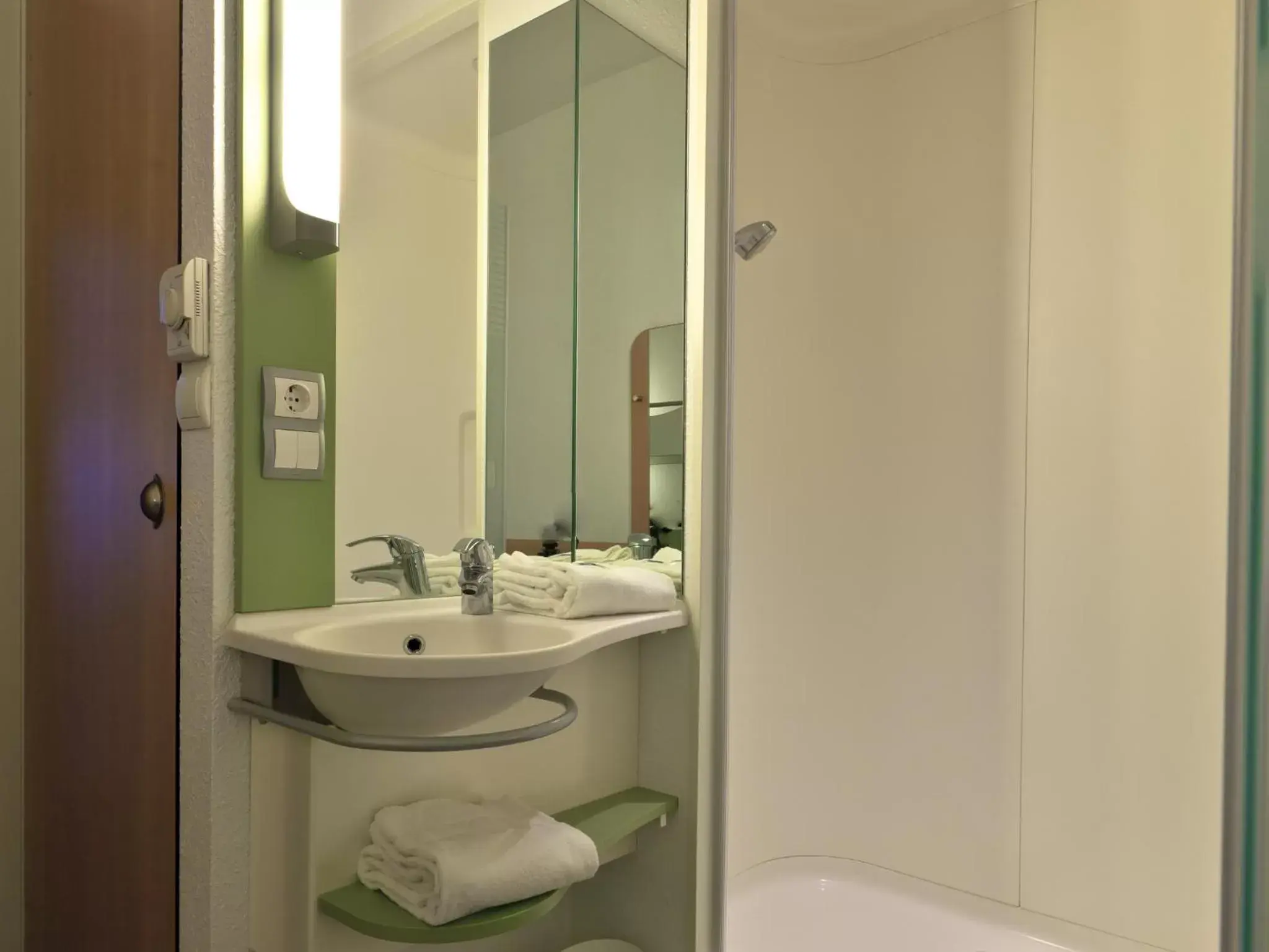 Shower, Bathroom in Hotel ibis Budget Porto Gaia