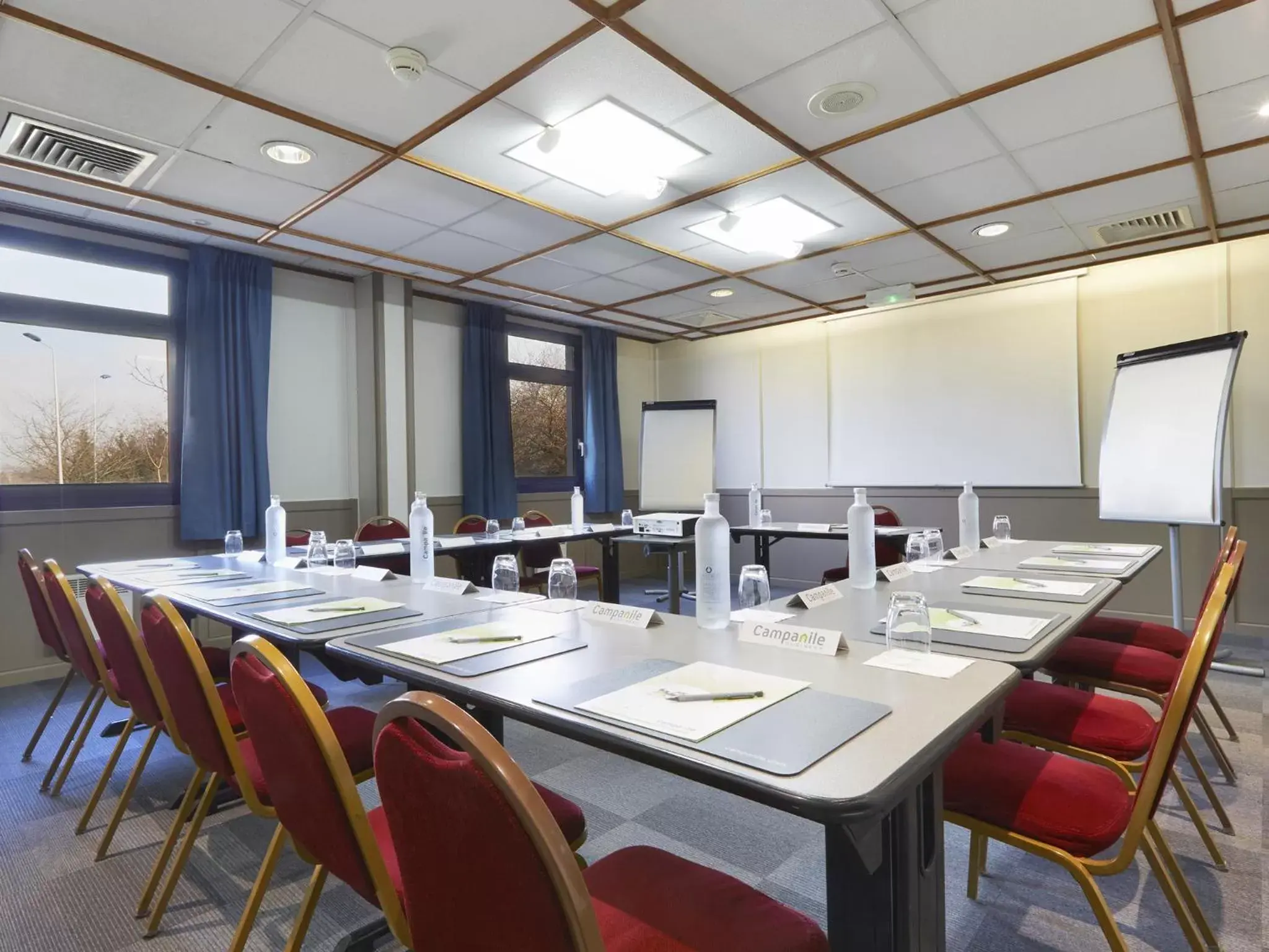 Business facilities in Campanile Blanc-Mesnil
