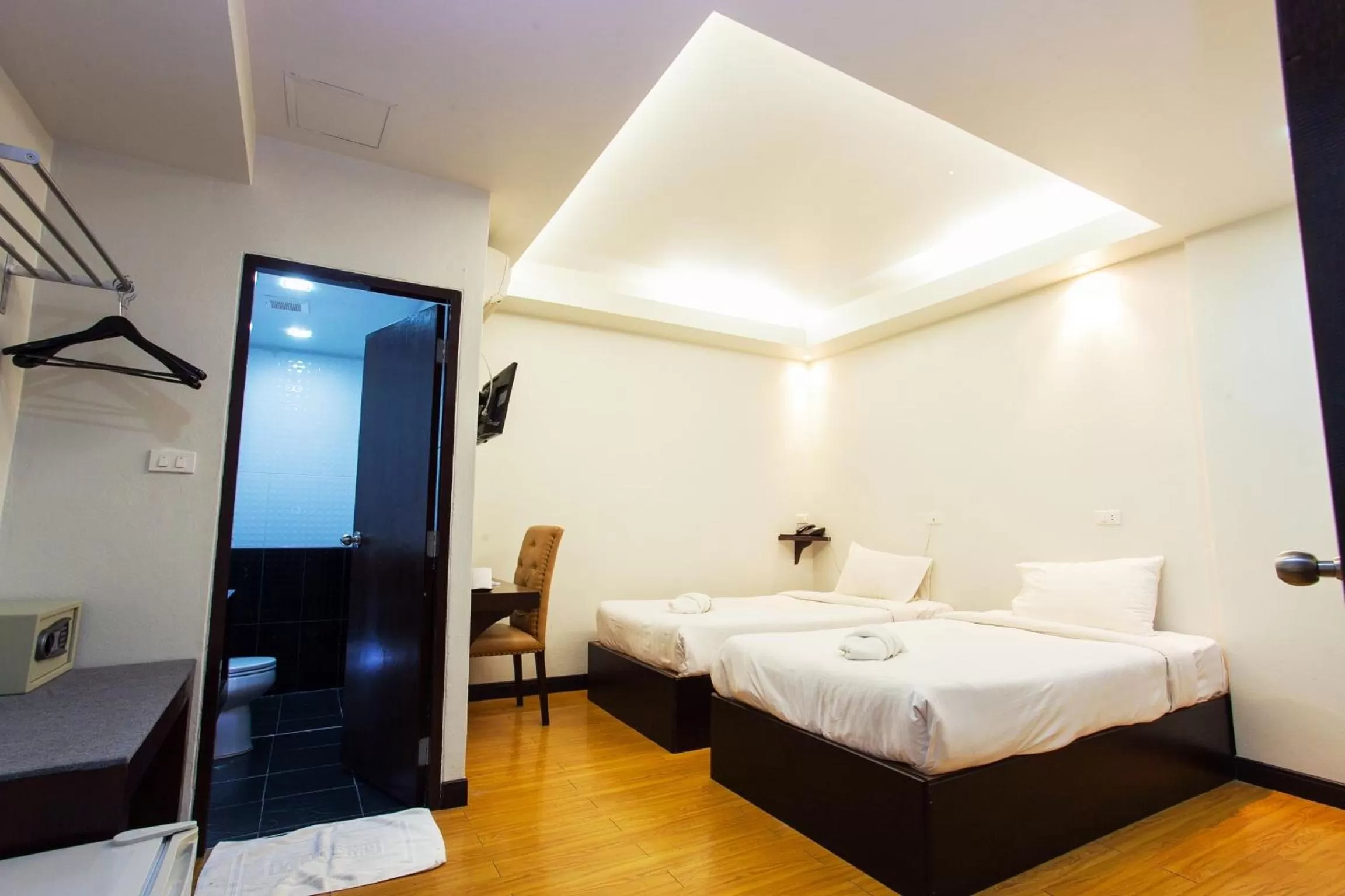 Photo of the whole room, Bed in Basic Line Hotel @ Loikroh