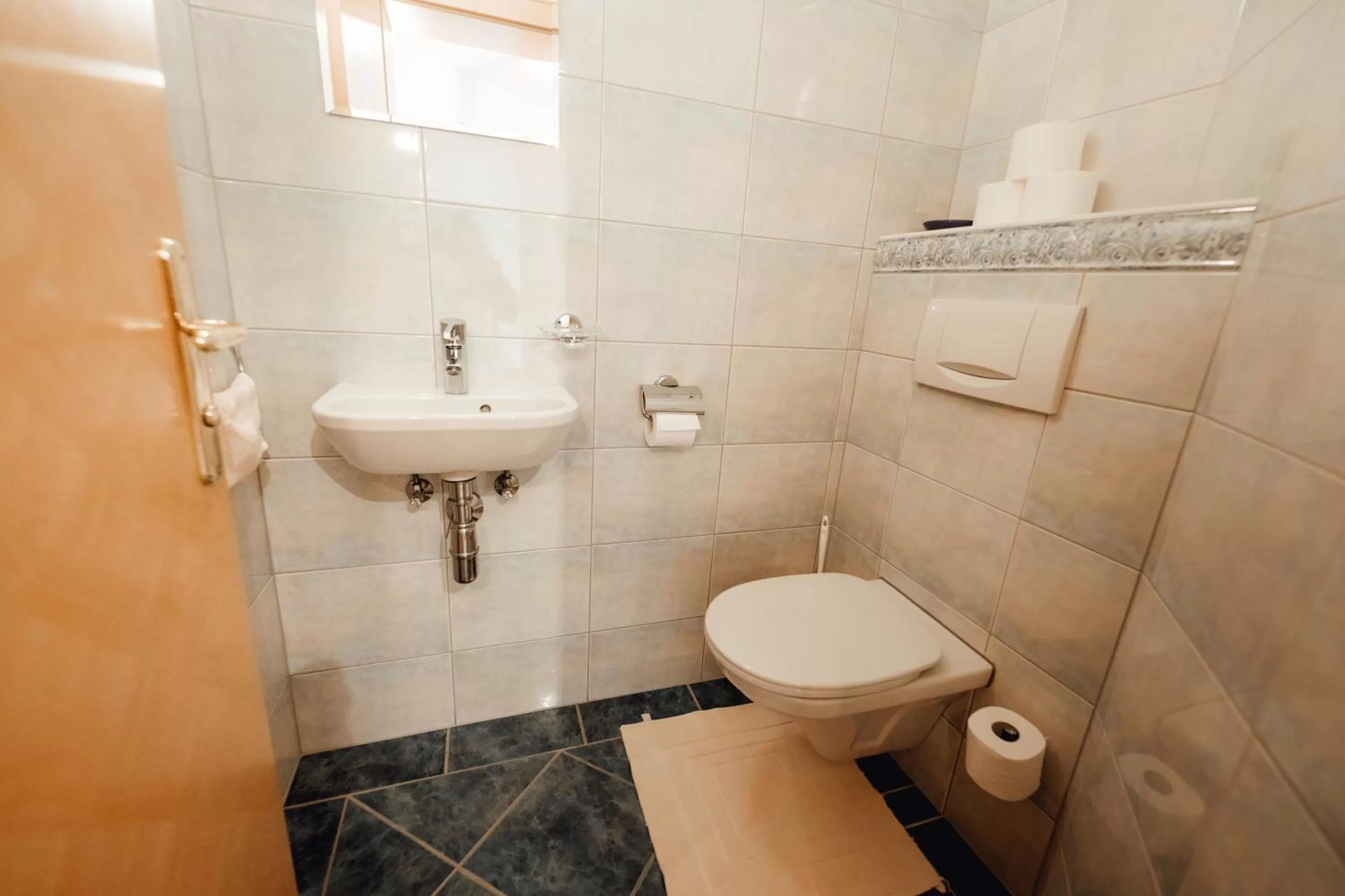 Toilet in Zimmer & Ferienwohnungen Dandler