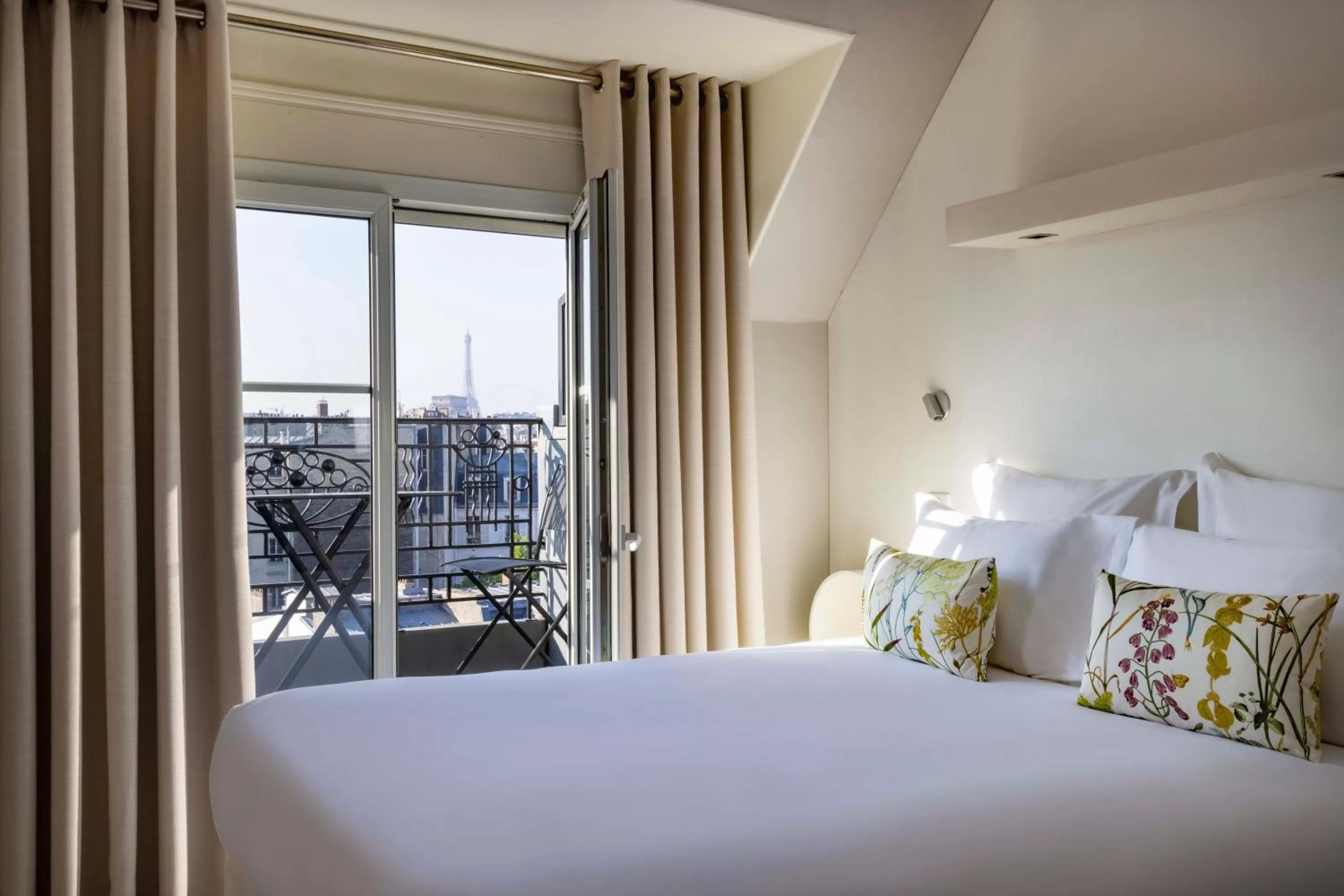 View (from property/room), Bed in Hôtel de Banville