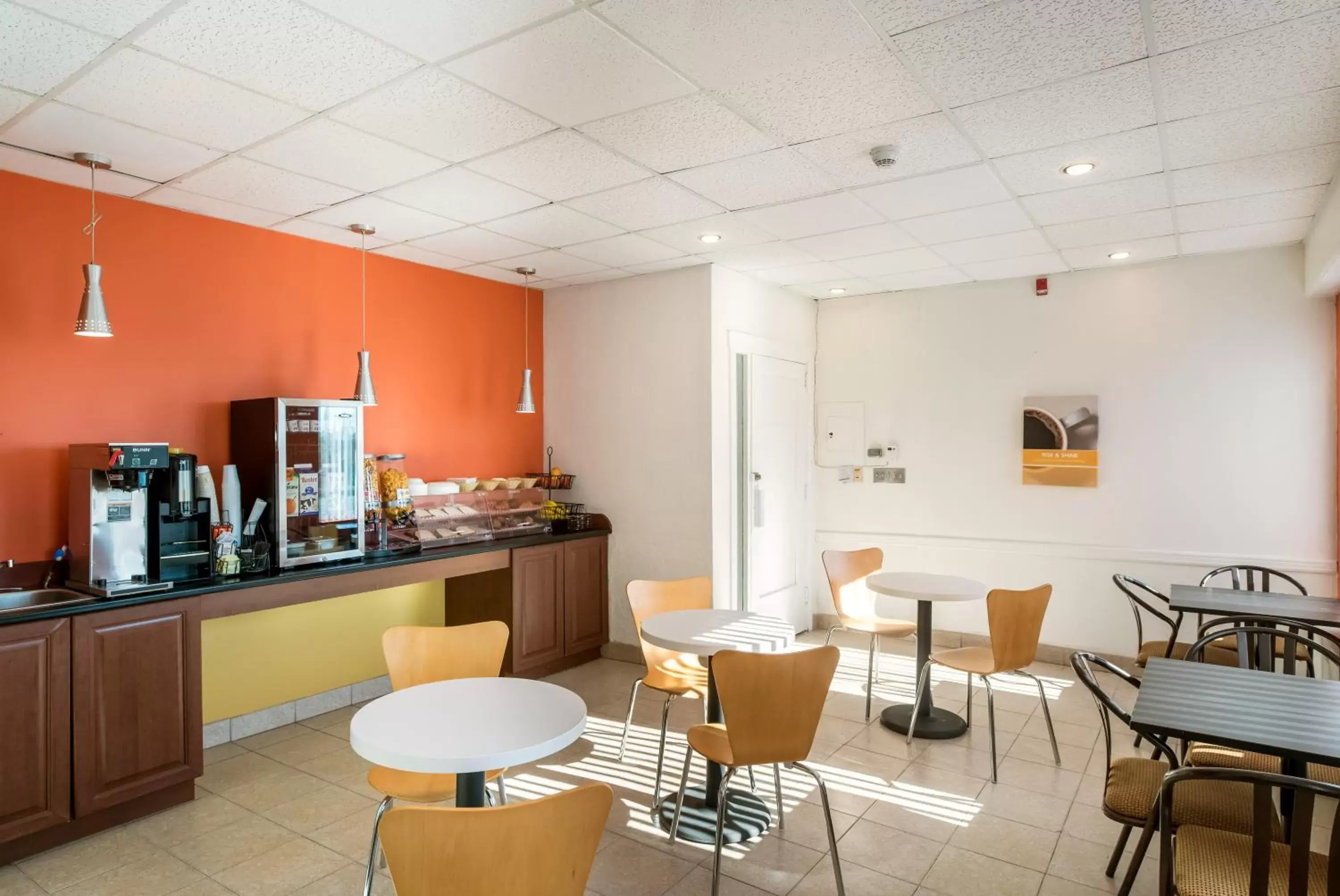 Continental breakfast, Restaurant/Places to Eat in Motel 6-Moncton, NB