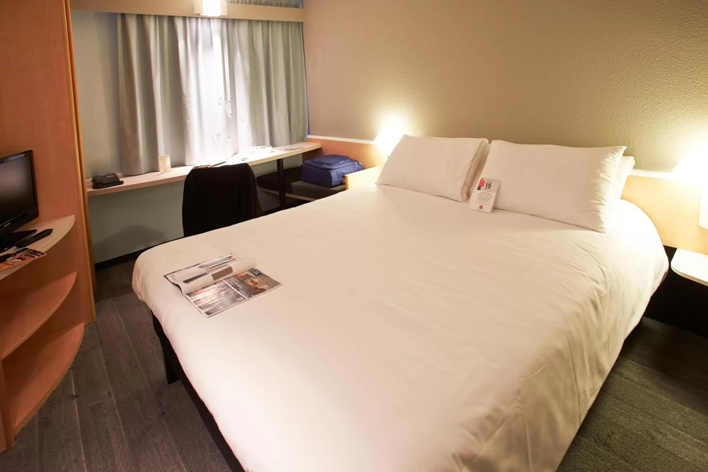 Photo of the whole room, Bed in Ibis Auray