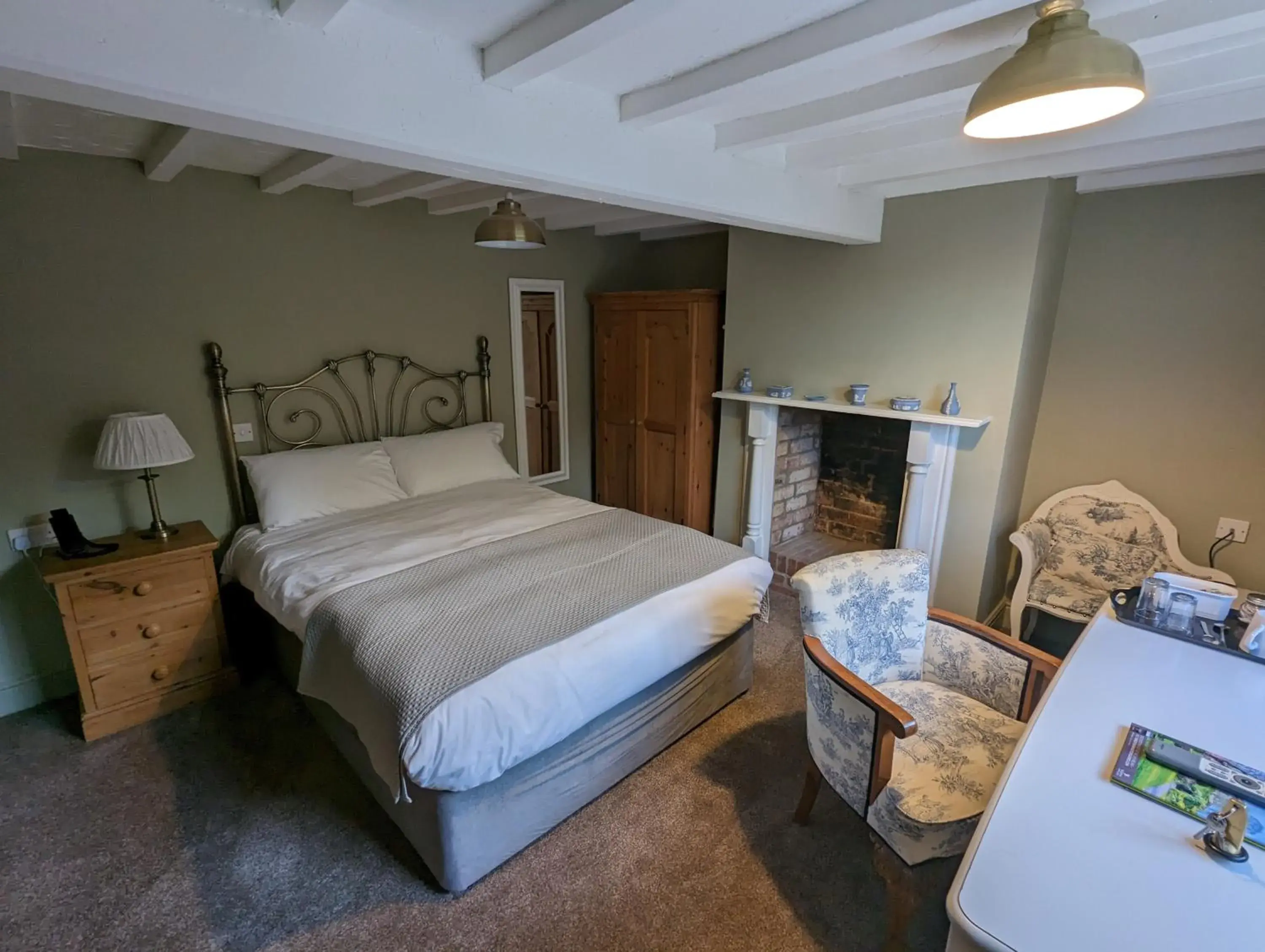 Photo of the whole room, Bed in The Cottage Hotel