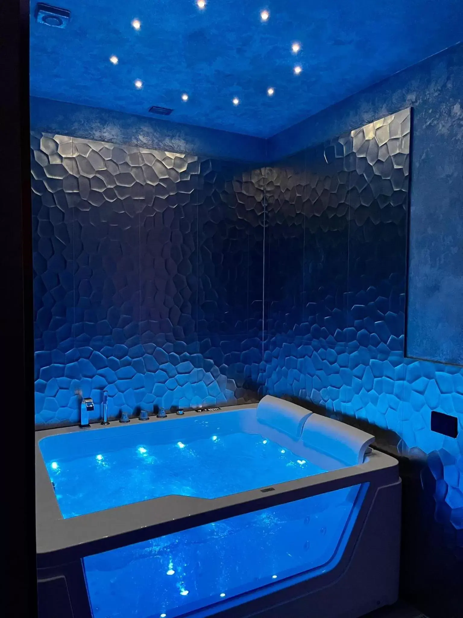 Hot Tub, Swimming Pool in Hotel Relais Dei Papi