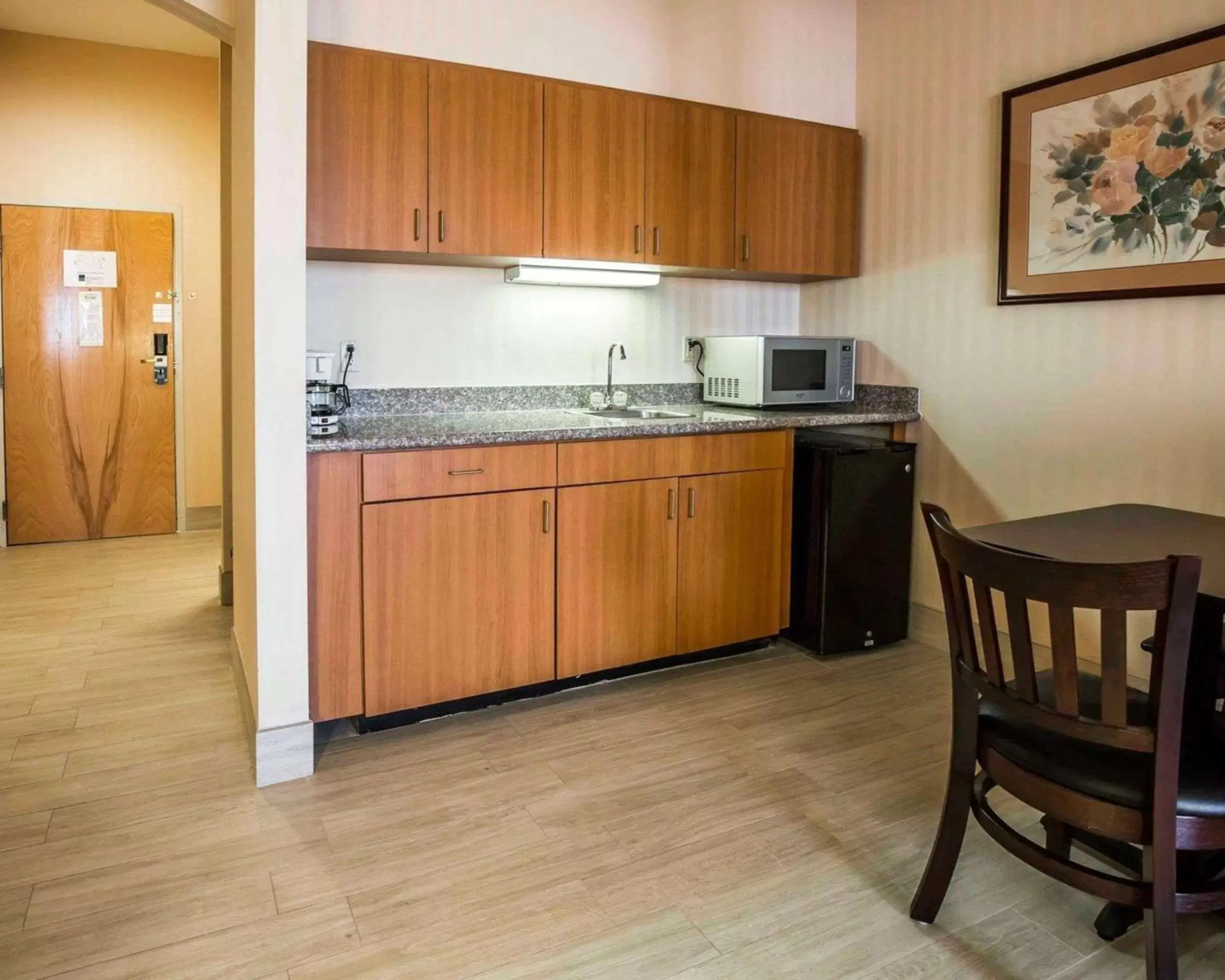 Photo of the whole room, Kitchen/Kitchenette in Comfort Suites Stafford Near Sugarland