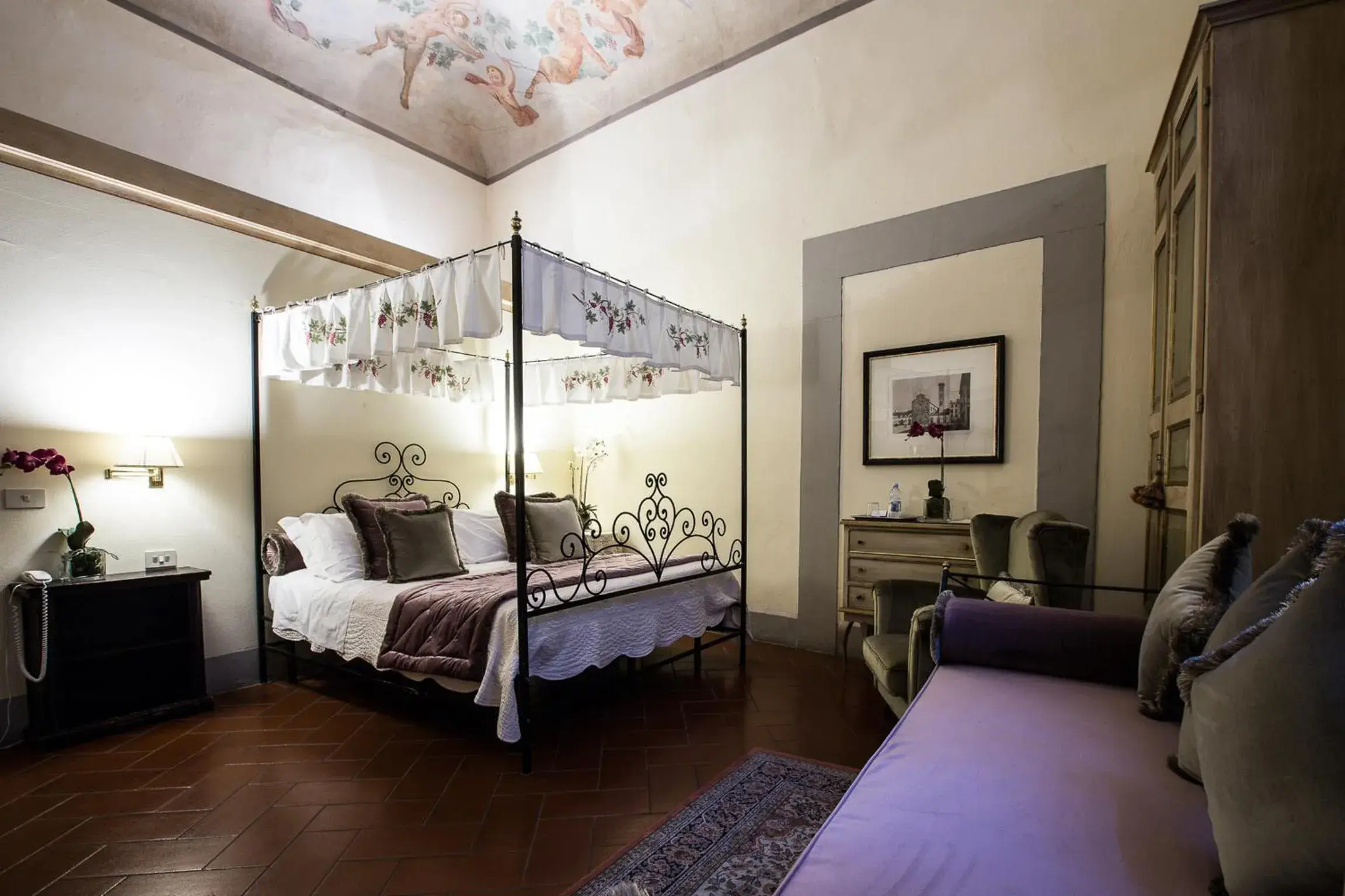 Bedroom, Seating Area in Hotel Burchianti