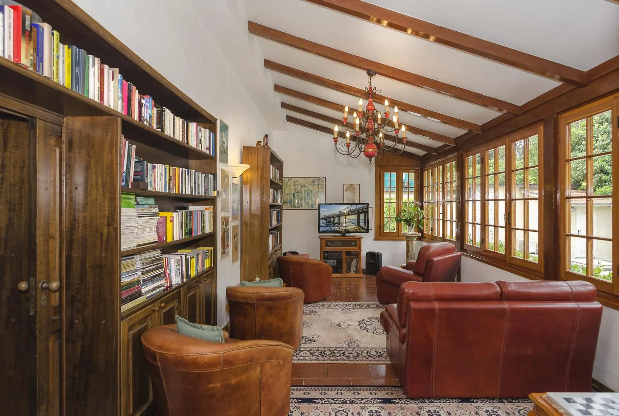 Communal lounge/ TV room, Library in Hotel Verdemare