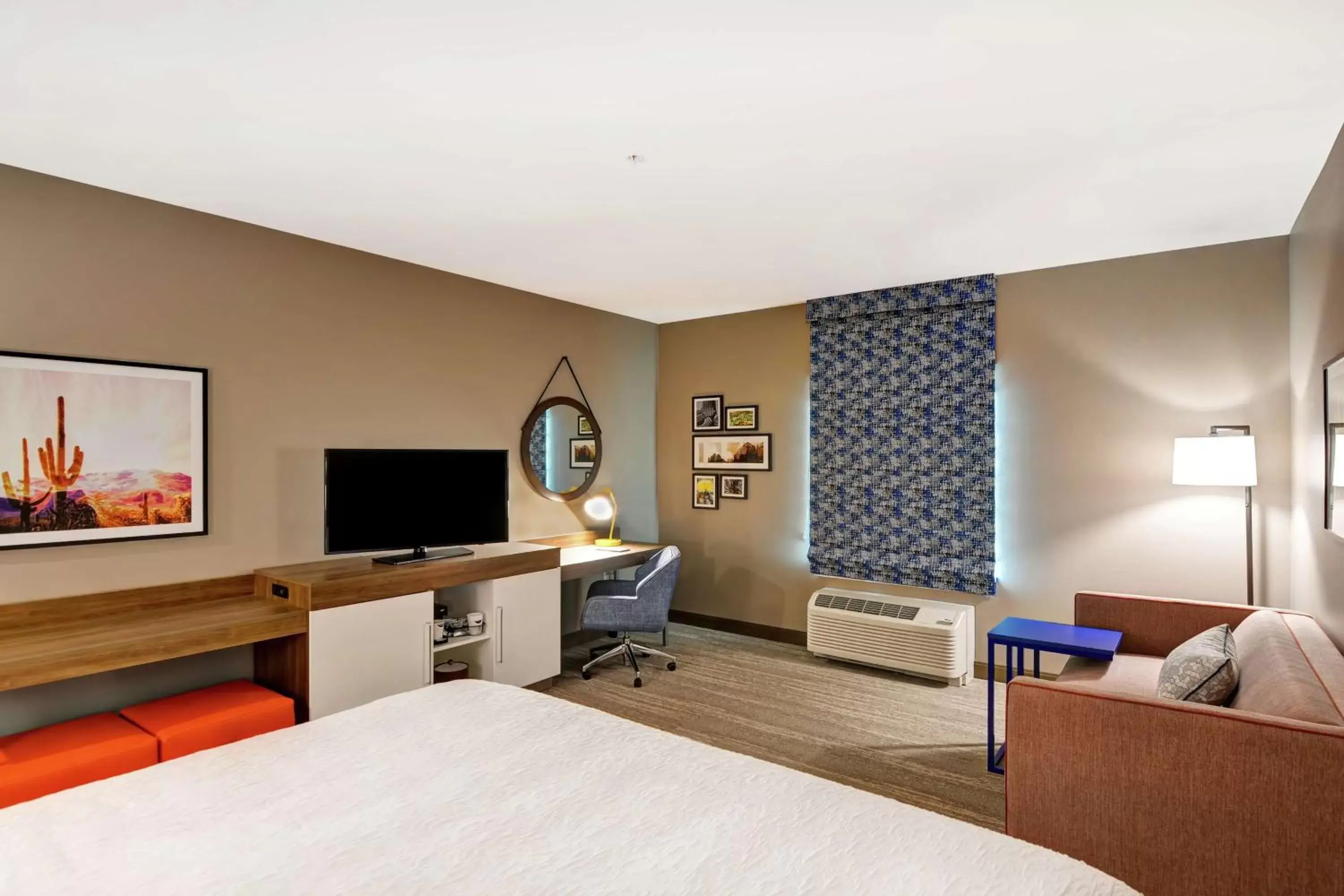 Bedroom, TV/Entertainment Center in Hampton Inn Suites Tucson Tech Park