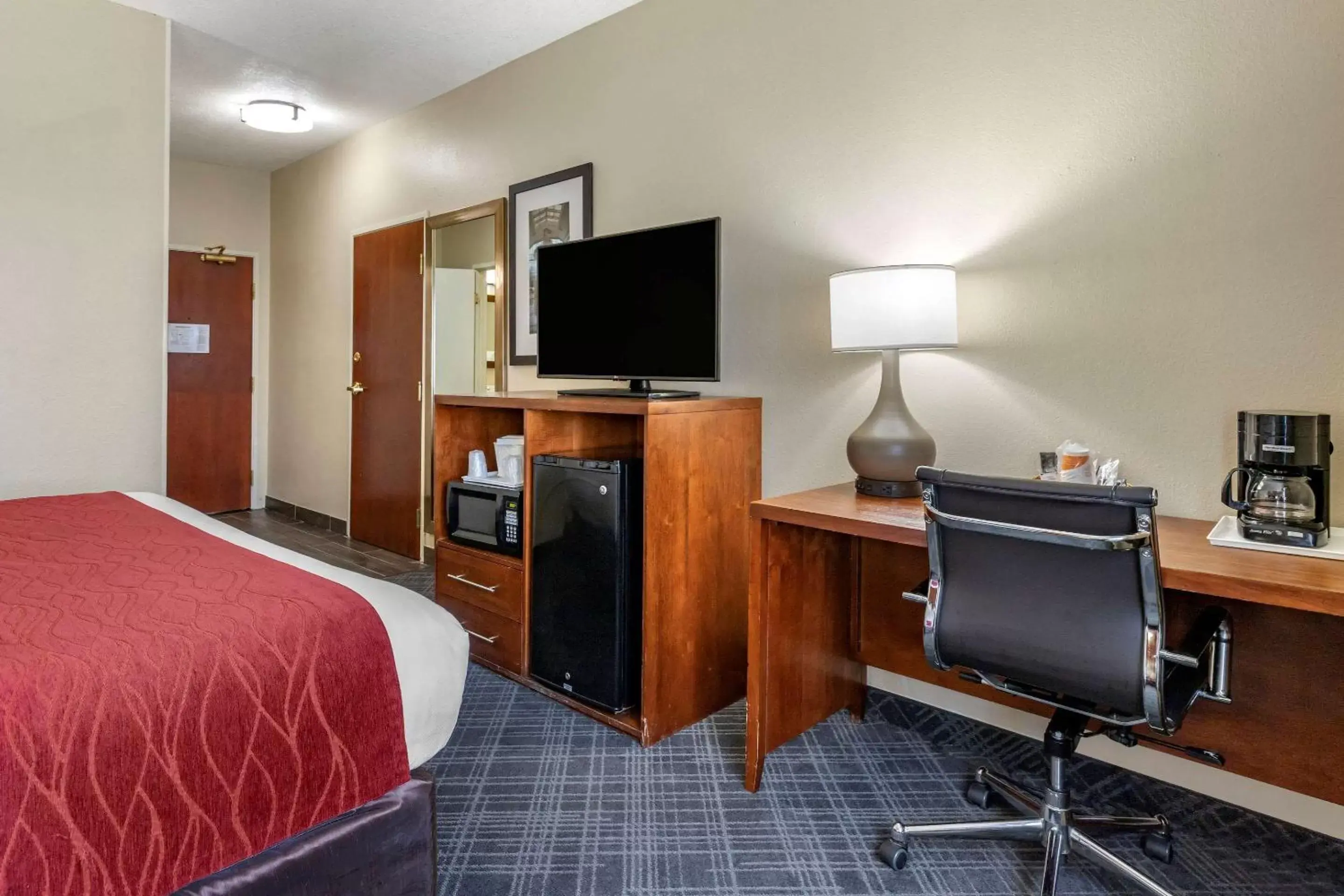 Photo of the whole room, TV/Entertainment Center in Comfort Inn Oklahoma City