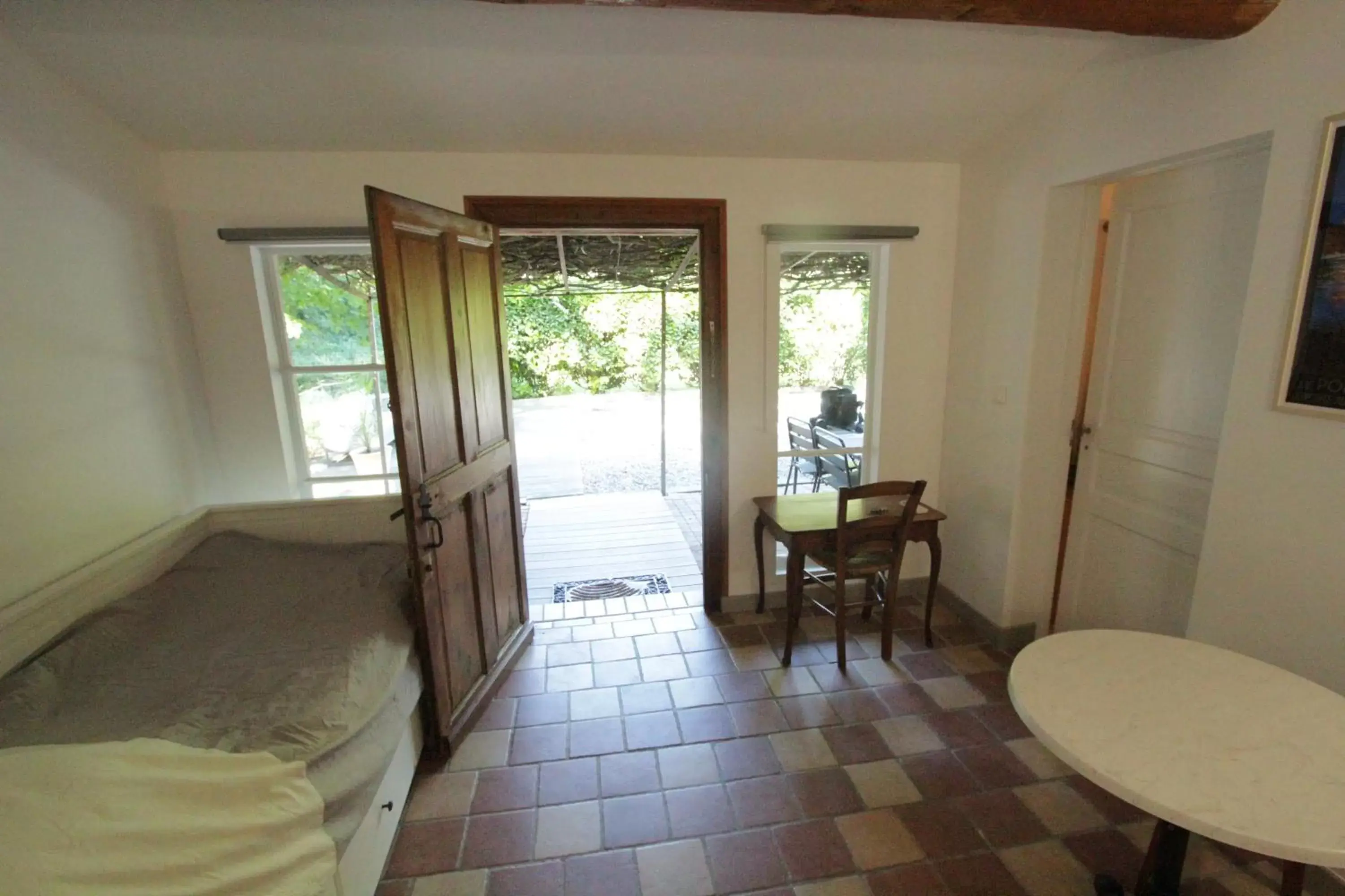 Bed, Dining Area in Le Pavillon Vert - B&B