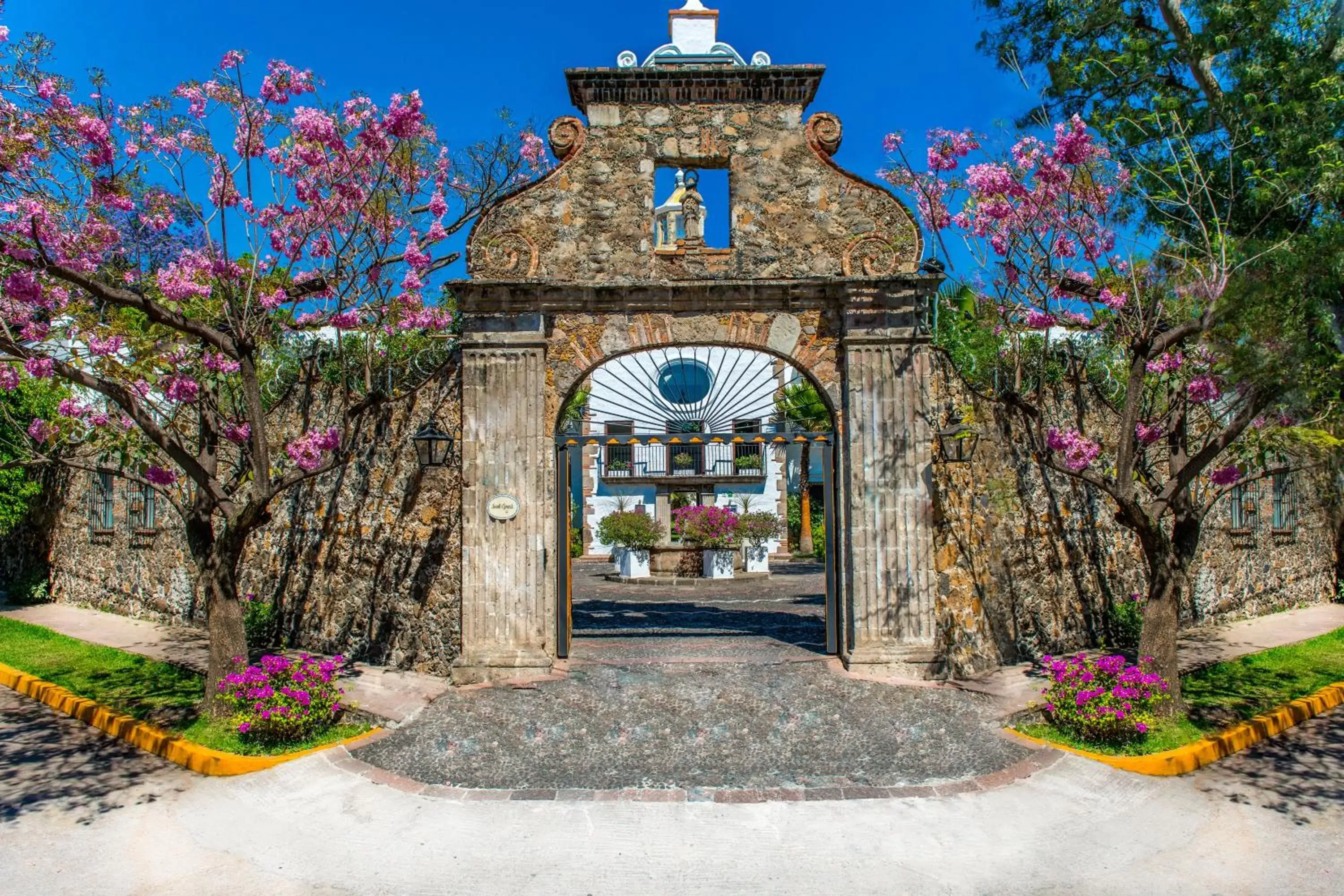 Facade/entrance in Anticavilla Hotel