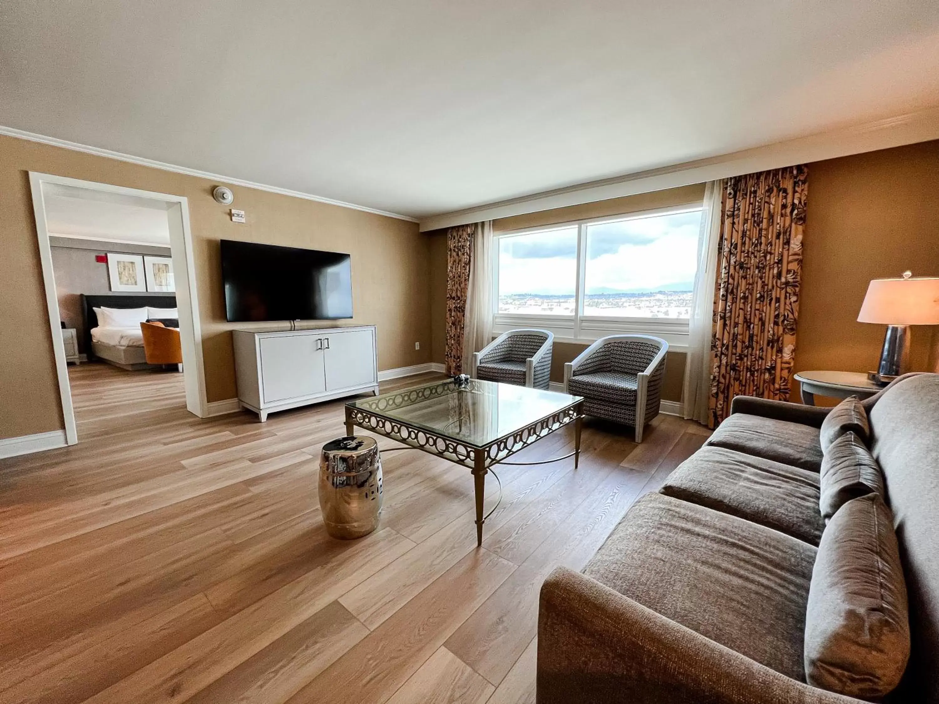 Living room, Seating Area in The Commerce Casino & Hotel