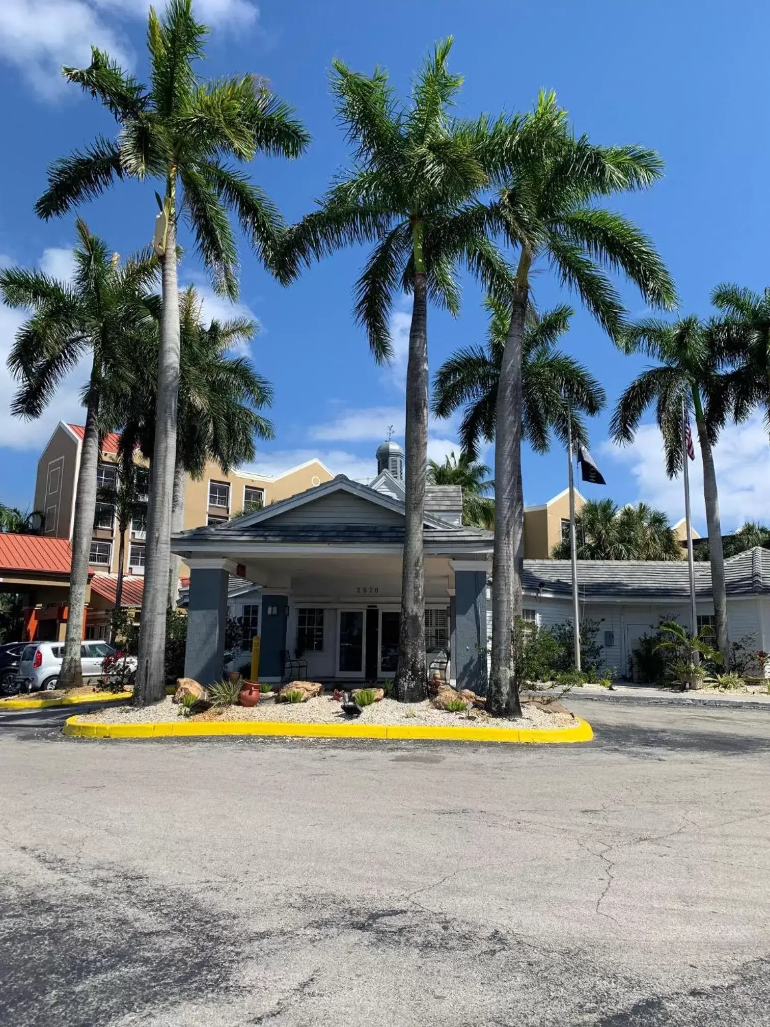 Property building in Hotolos Hollywood Property building in Hotolos Hollywood