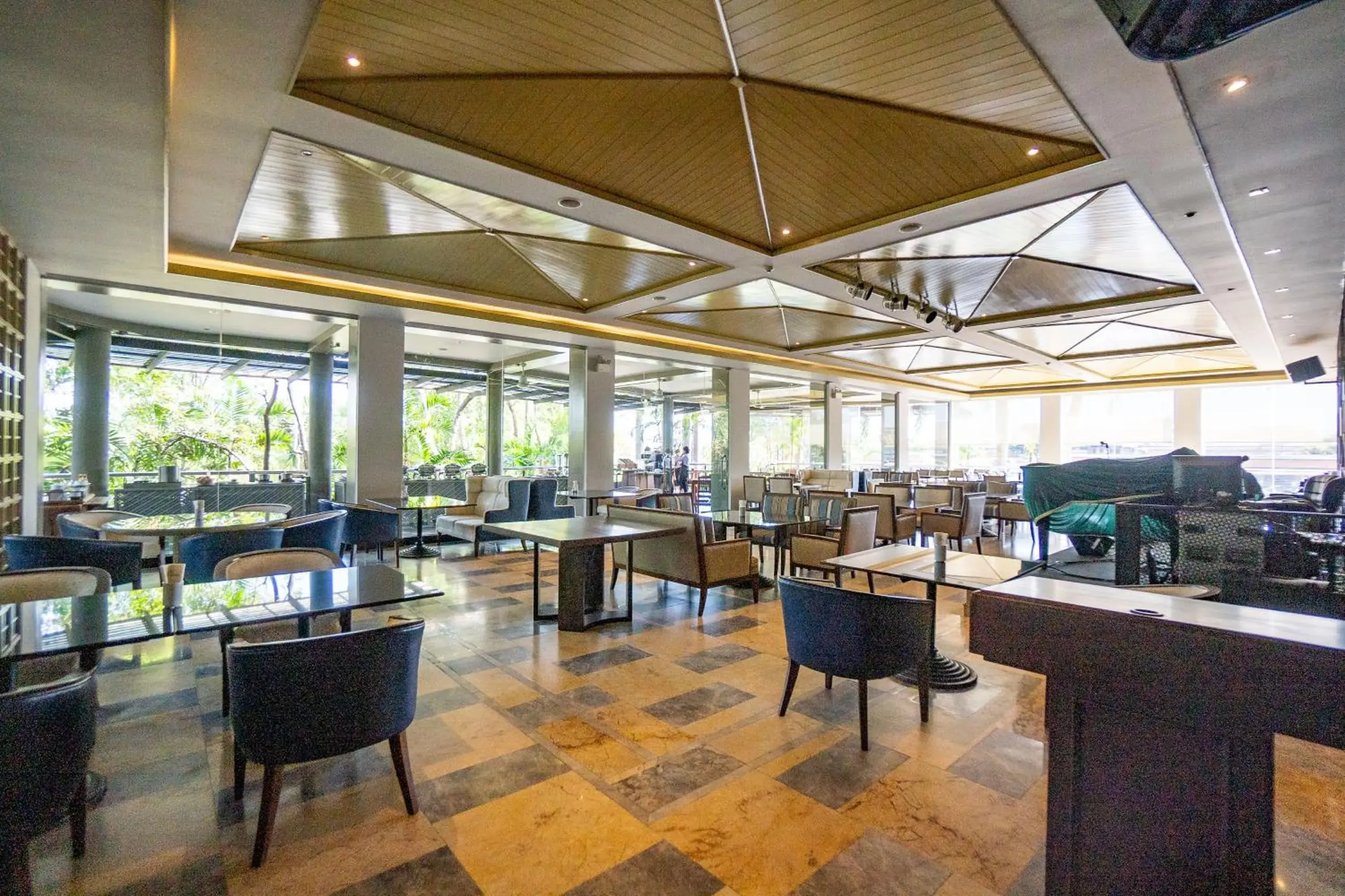 Restaurant/Places to Eat in Grand Riverside Hotel