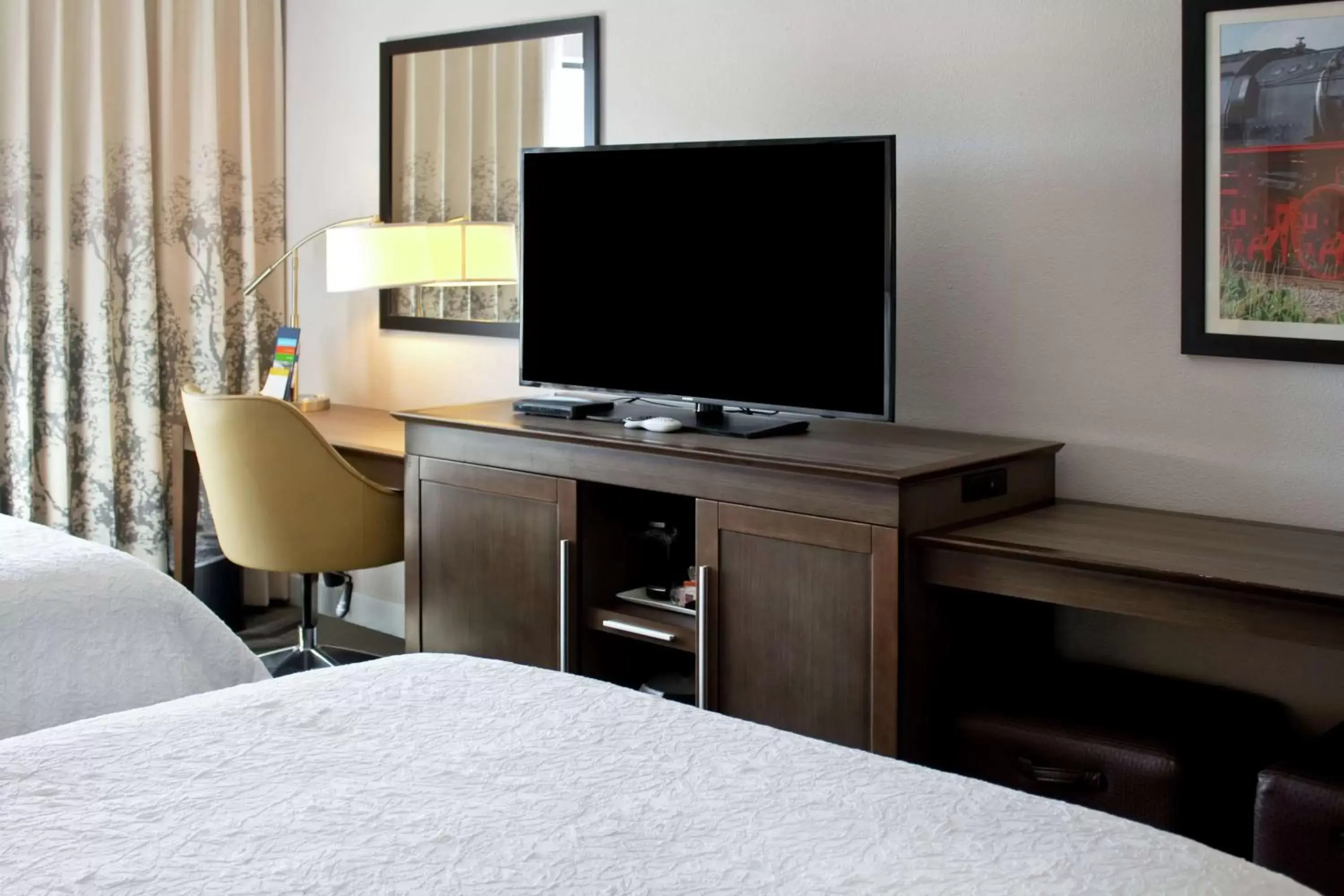 Bedroom, TV/Entertainment Center in Hampton Inn by Hilton Turlock