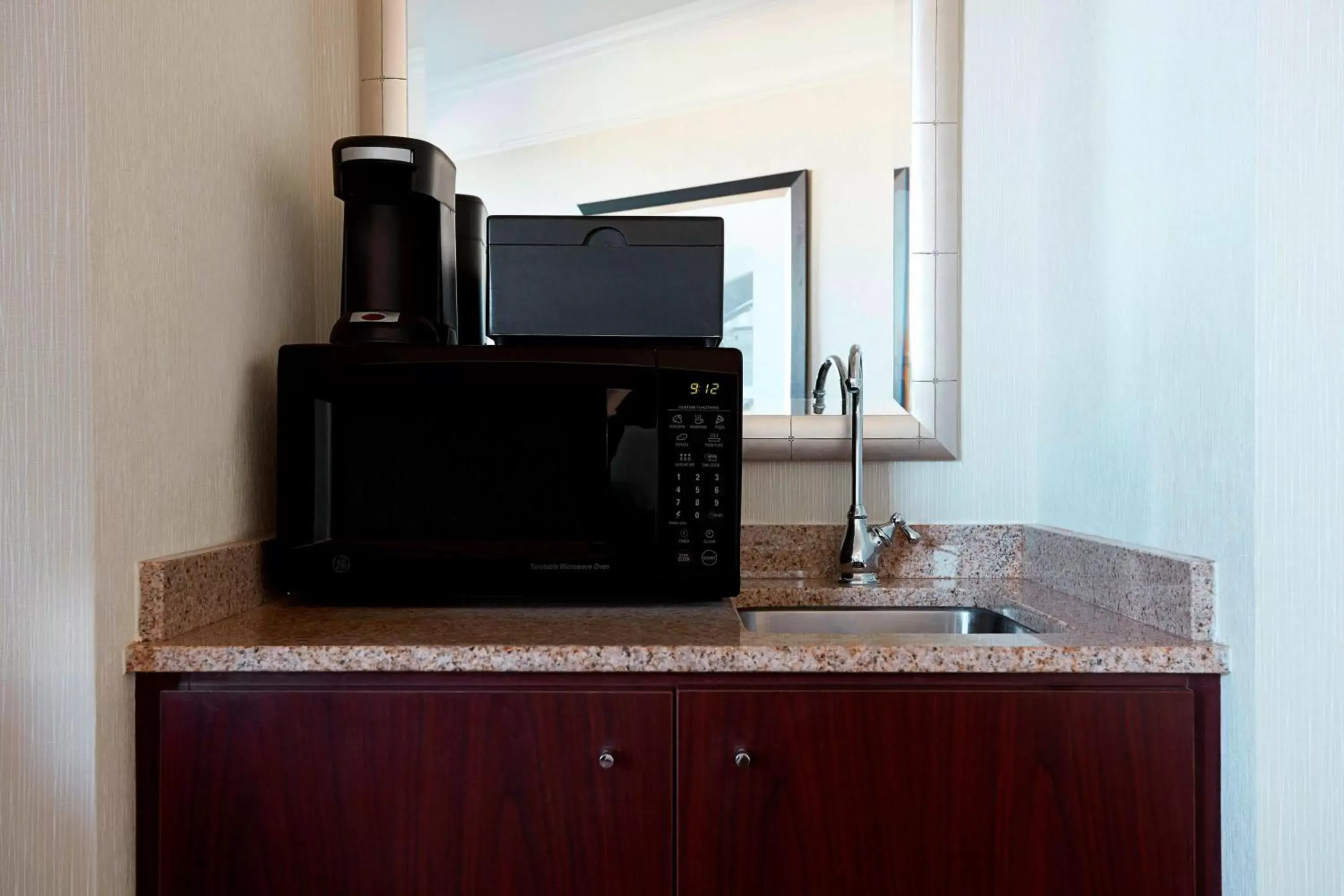Bedroom, Kitchen/Kitchenette in Washington Dulles Marriott Suites