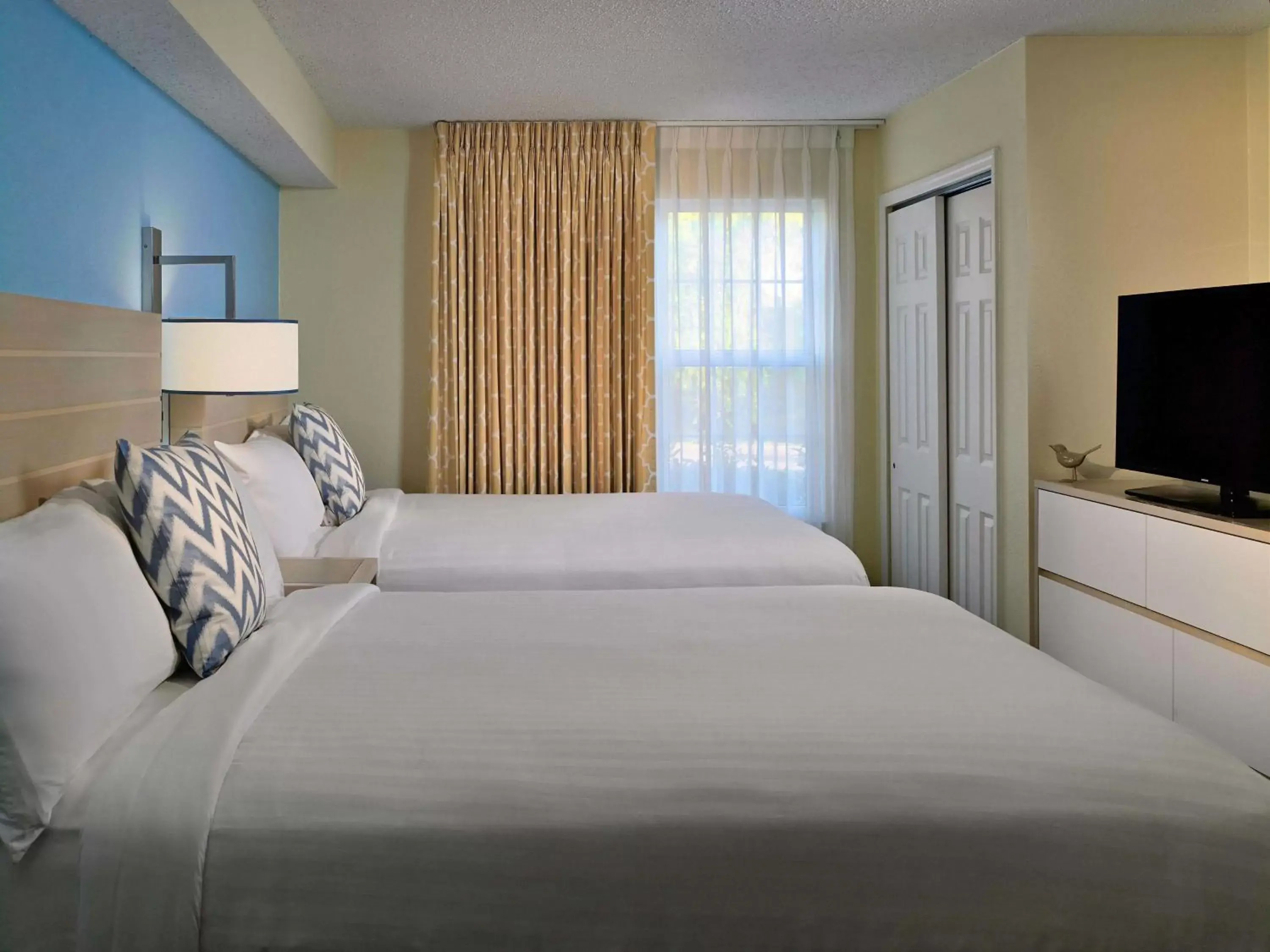 Photo of the whole room, Bed in Sonesta ES Suites Cincinnati - Sharonville East