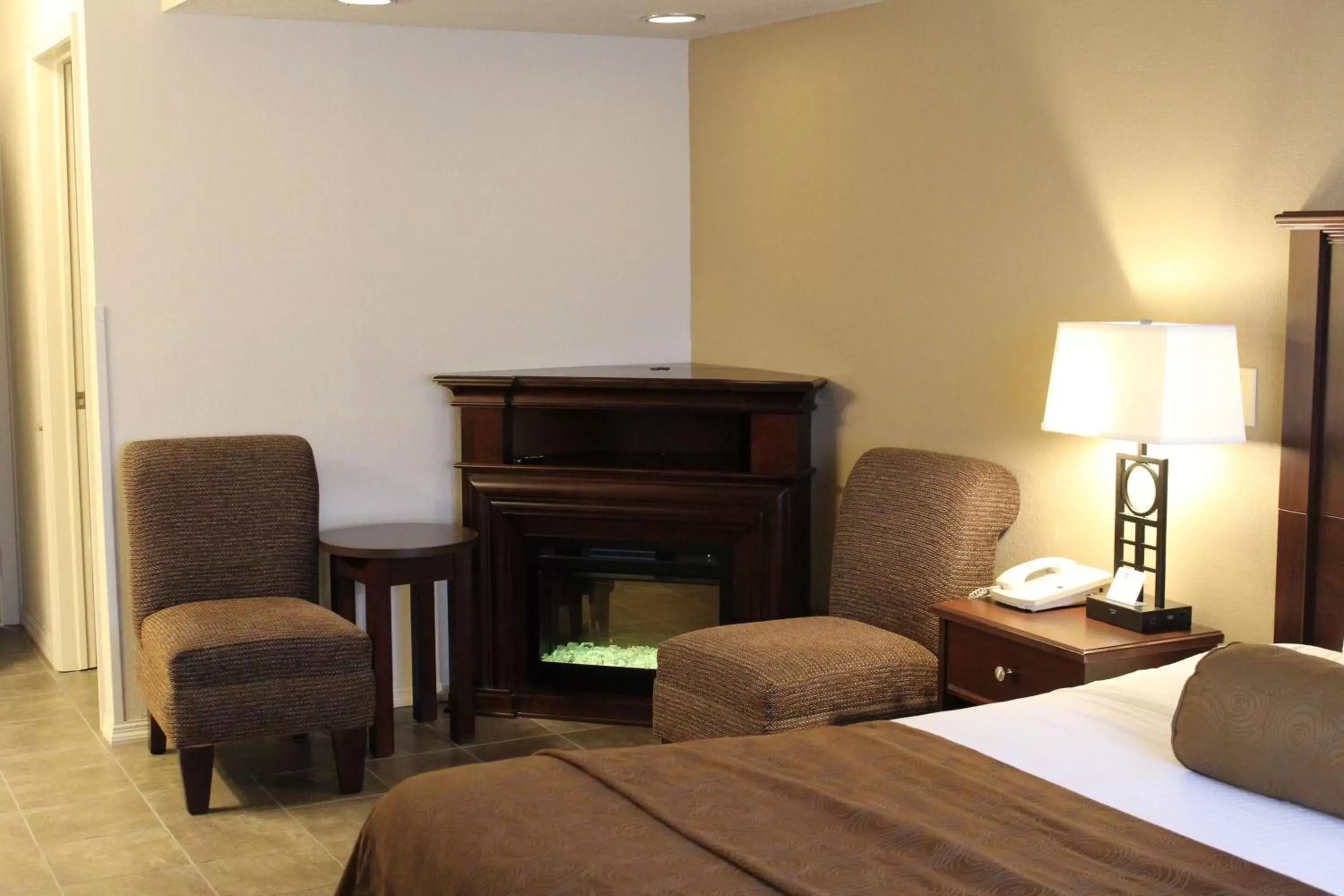 Photo of the whole room, Seating Area in Best Western Plus Concord Inn