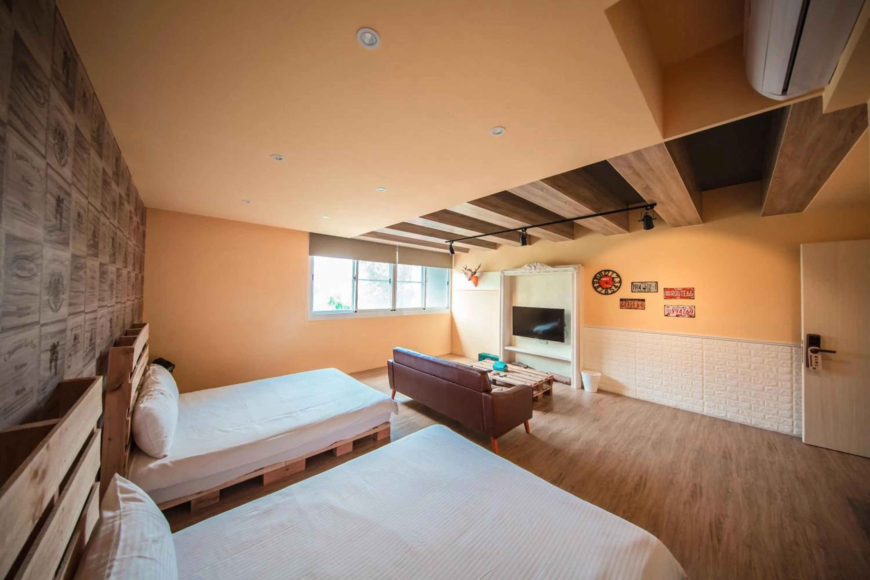 Photo of the whole room, Bed in Urban