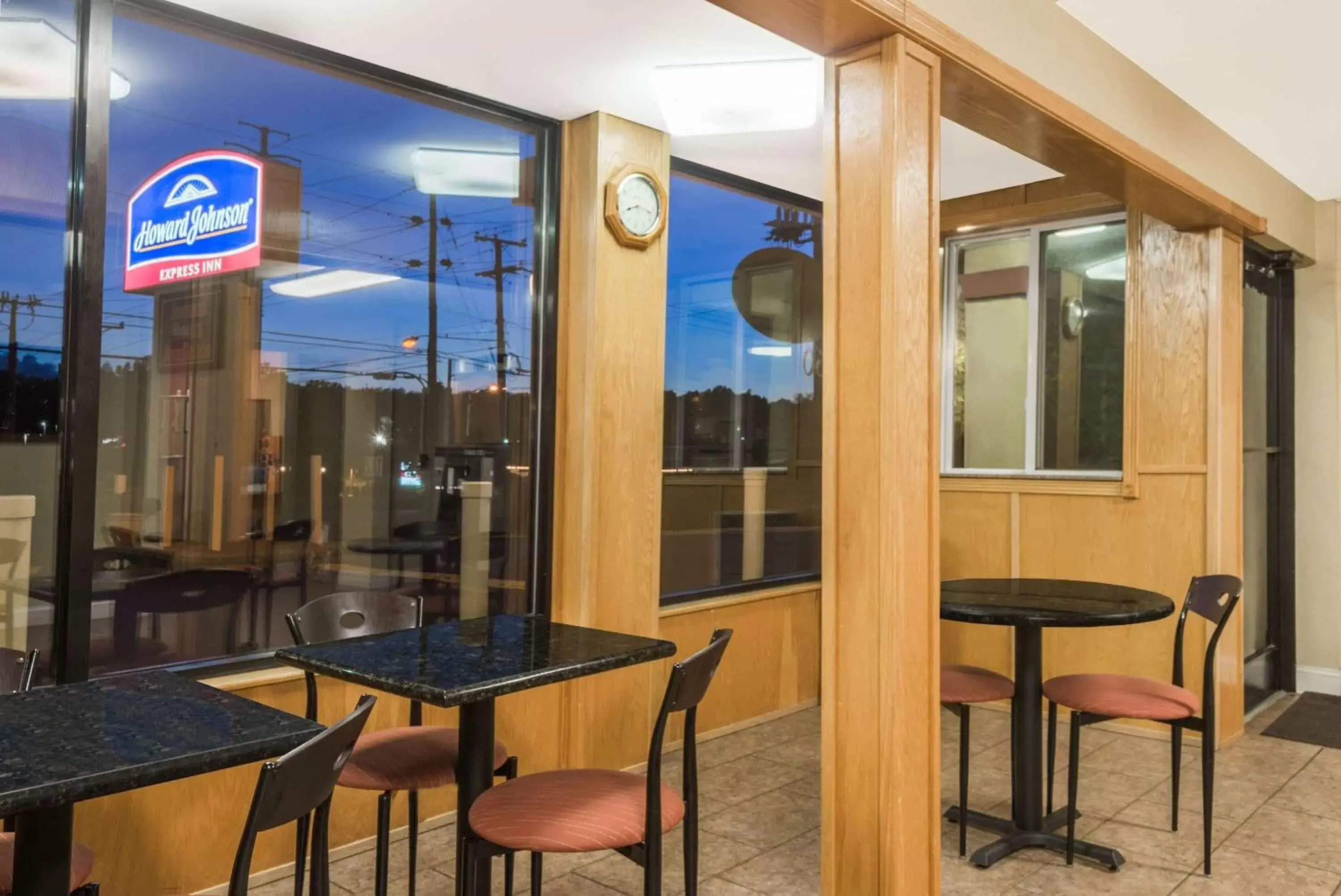 Restaurant/places to eat, Lounge/Bar in Howard Johnson by Wyndham Rocky Hill