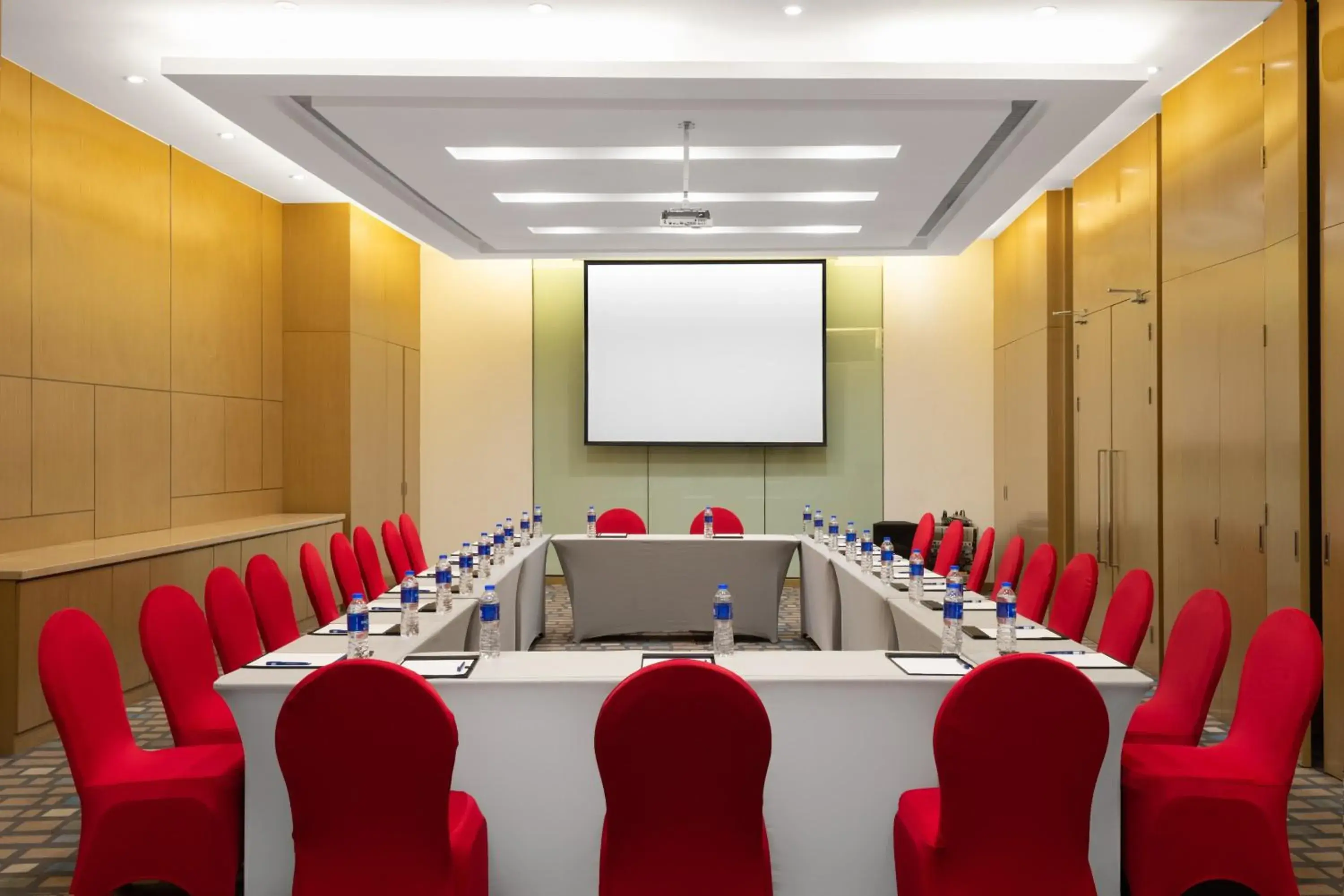 Meeting/conference room in Holiday Inn Express Nantong Downtown, an IHG Hotel