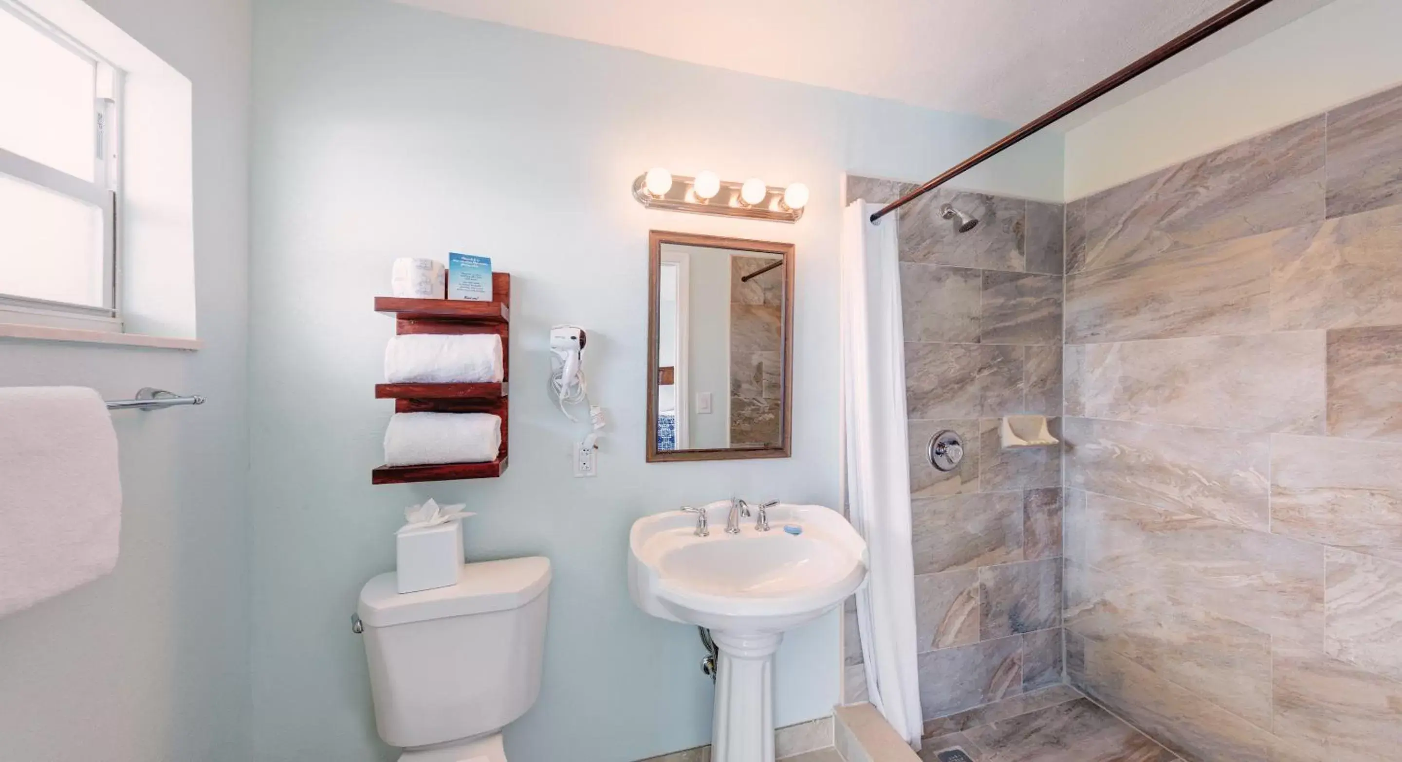 Bathroom in Creekside Inn Islamorada