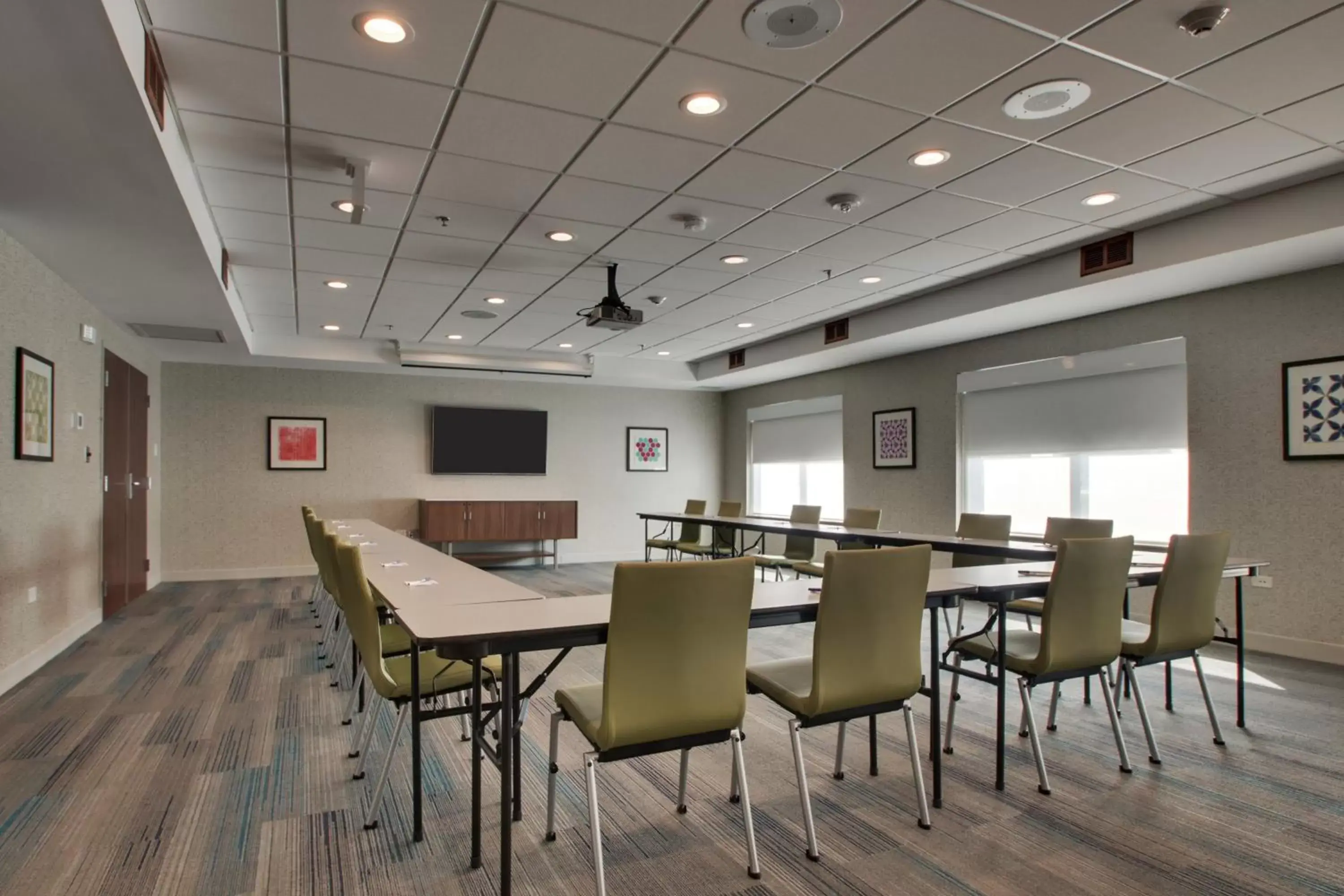 Meeting/conference room in Holiday Inn Express & Suites Aurora - Naperville, an IHG Hotel