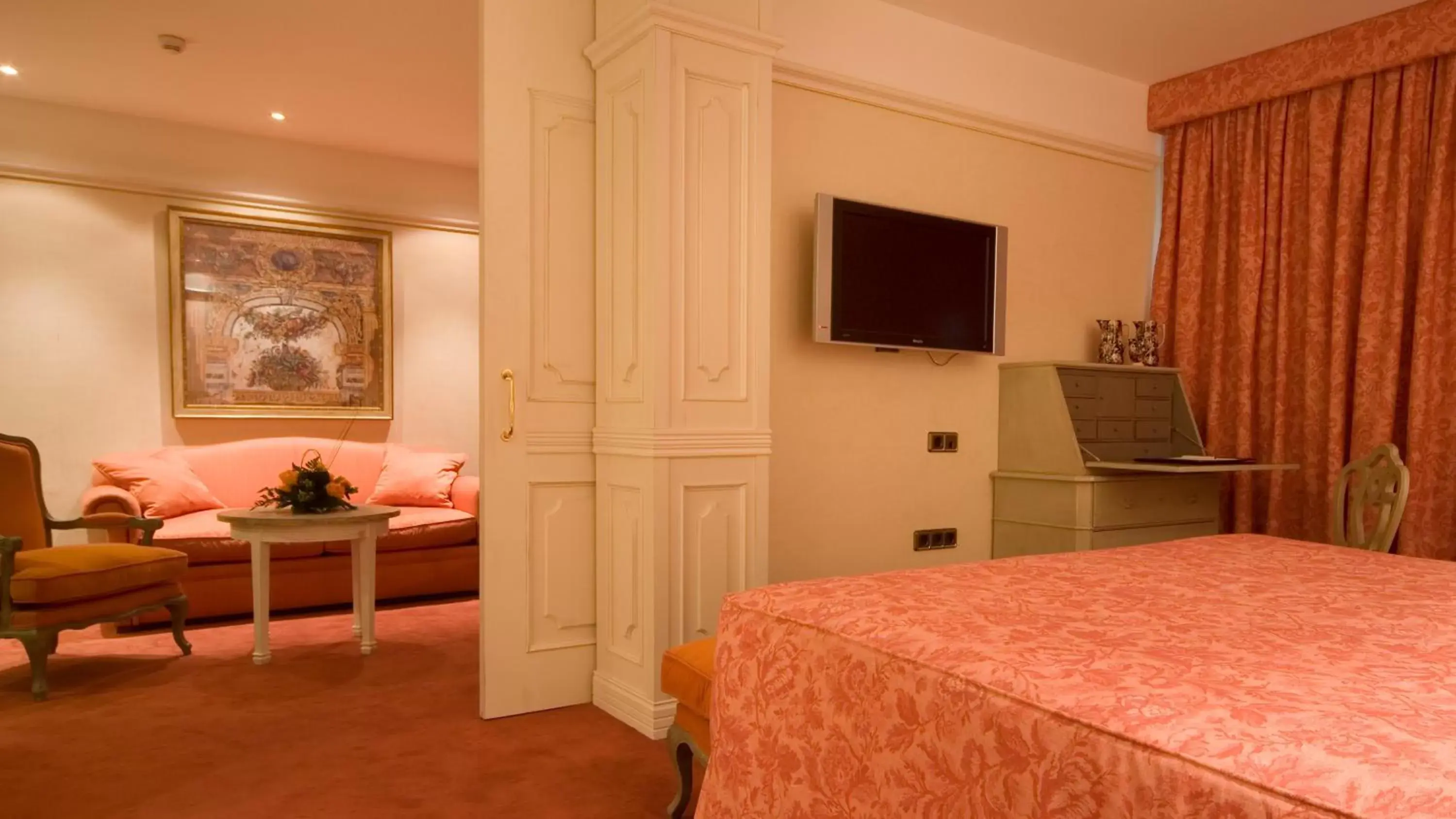 Photo of the whole room, TV/Entertainment Center in Best Western Premier CMC Girona