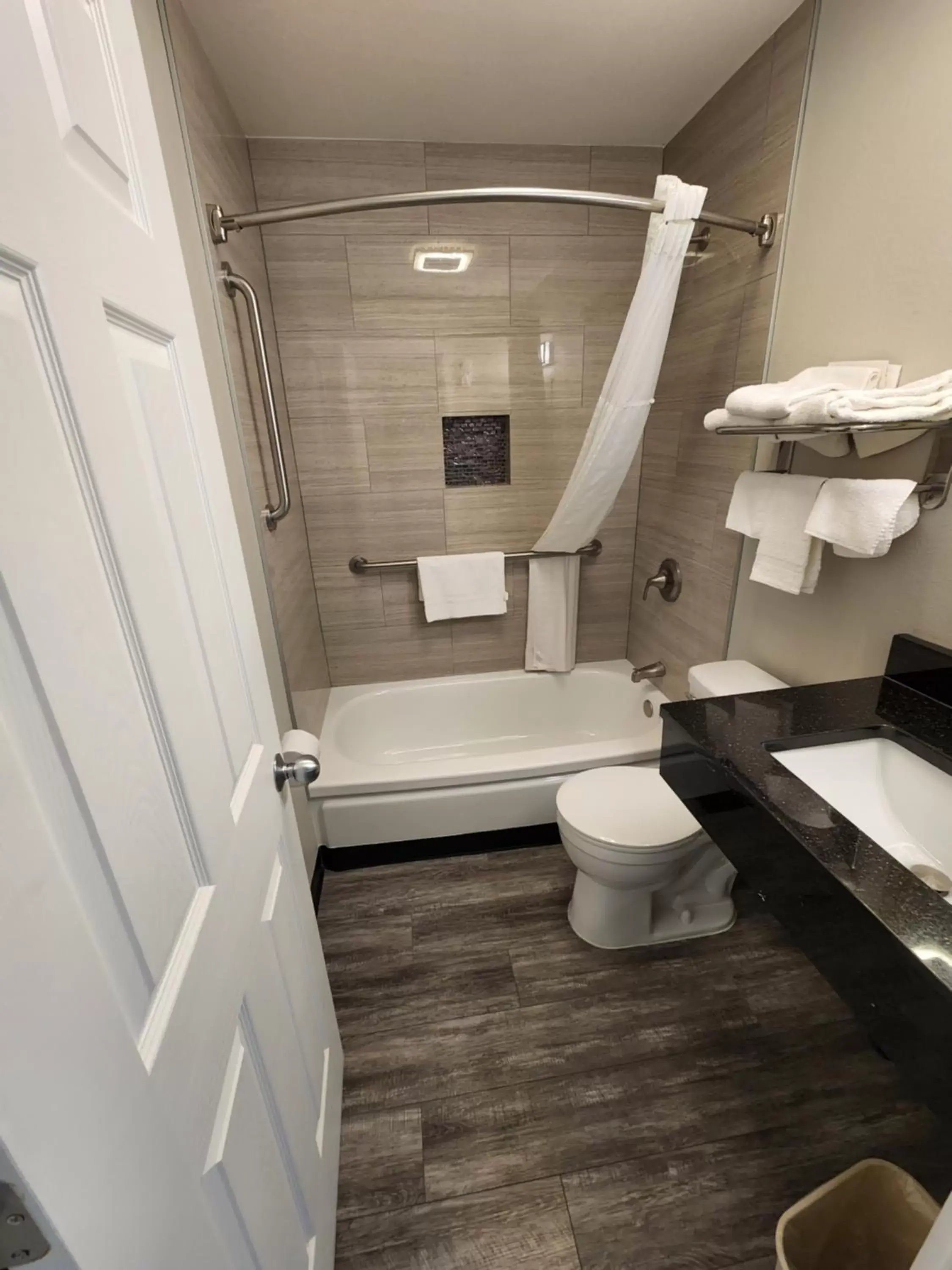 Shower, Bathroom in Executive Lodge