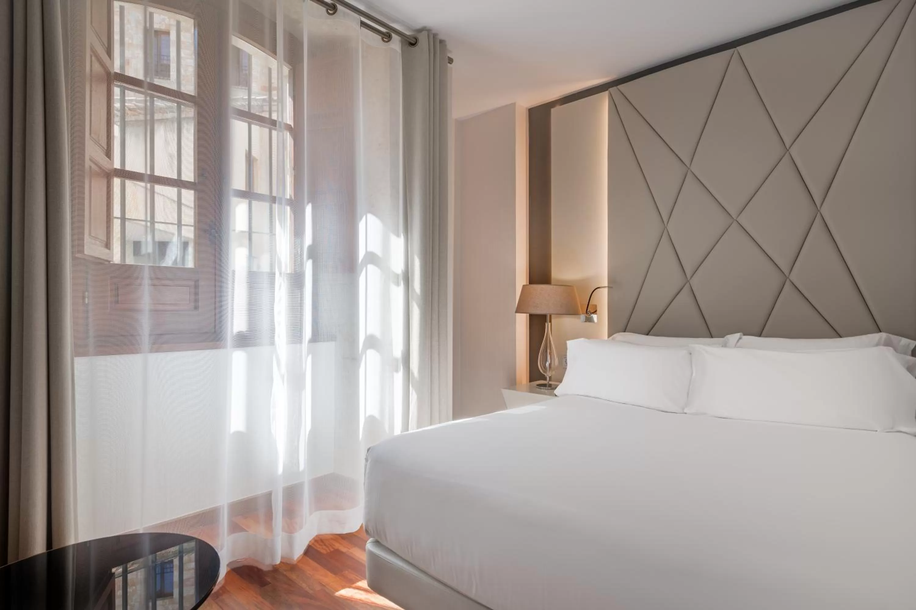 TV and multimedia, Bed in NH Collection Salamanca Palacio de Castellanos