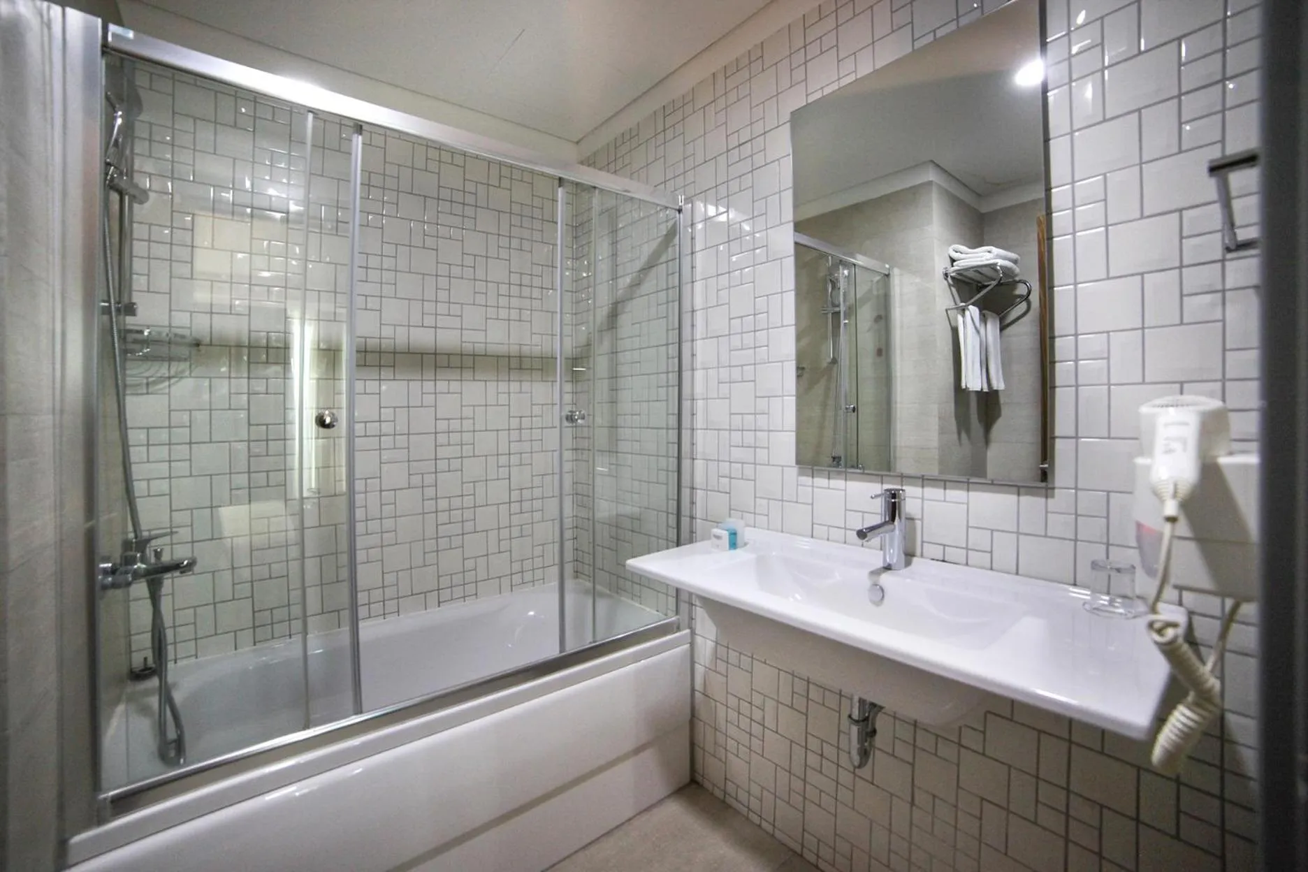 Shower in Plus Hotel Bostanci Atasehir