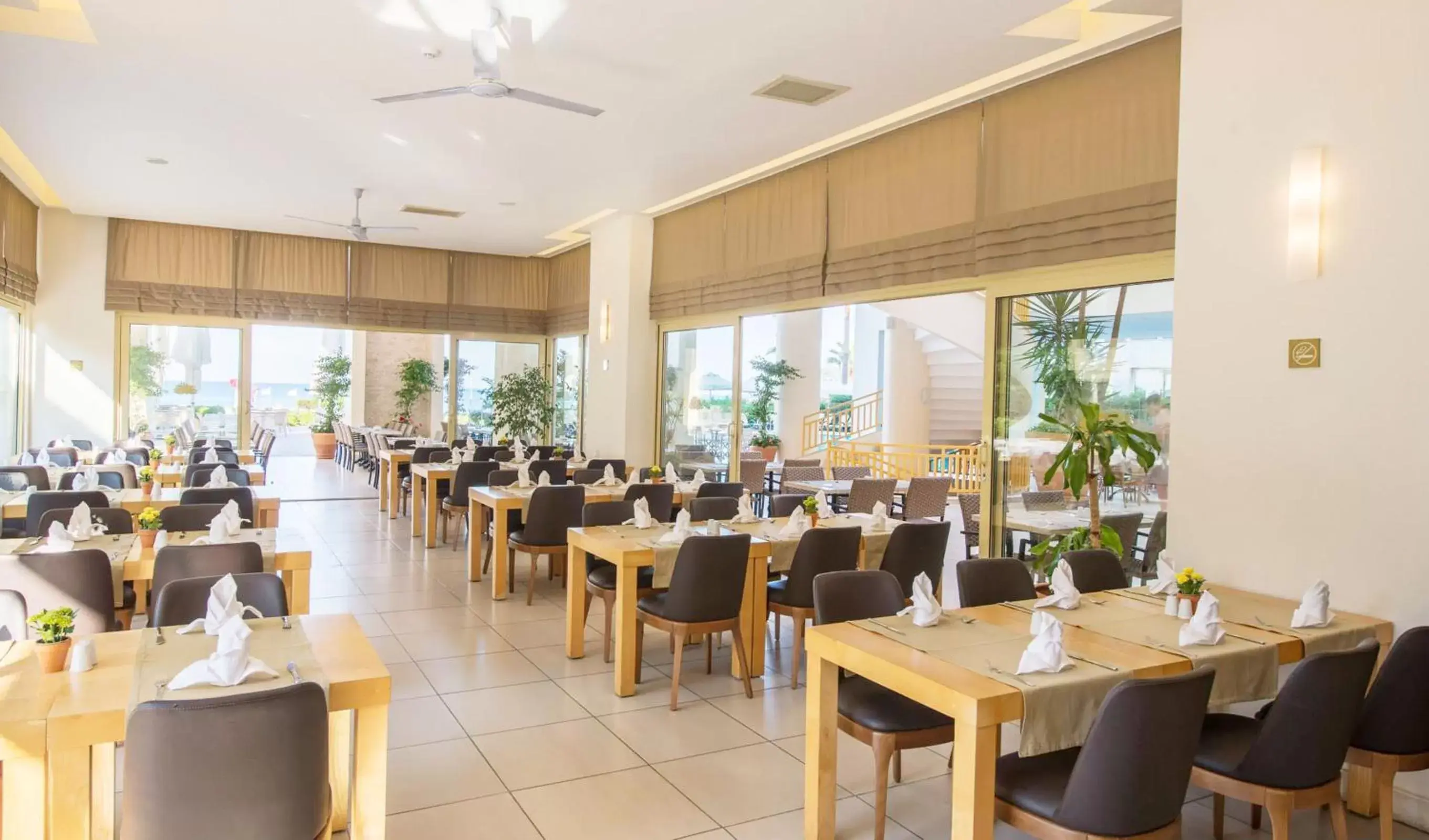 Restaurant/Places to Eat in Golden Lotus Hotel